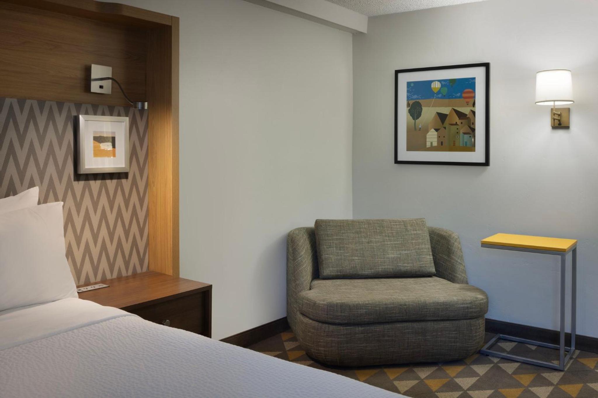 Standard King Room with Courtyard View - Photo 5