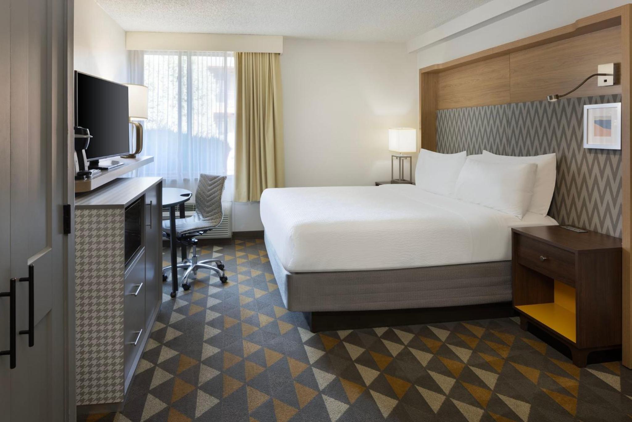 Standard King Room with Courtyard View - Photo 3