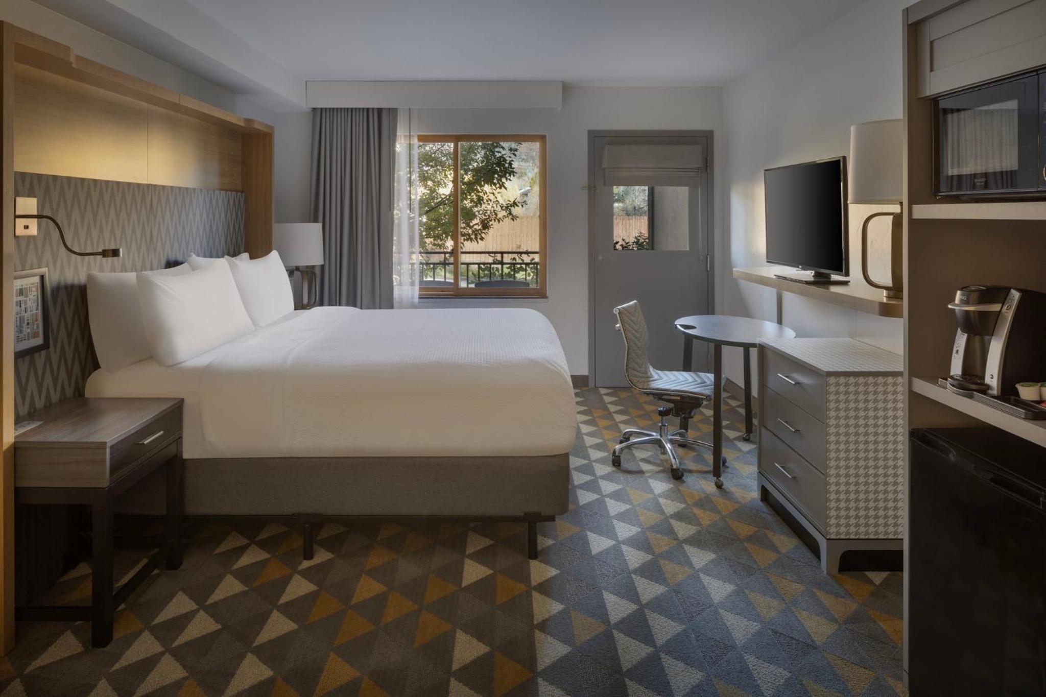 Standard King Room with Mountain View - Photo 5