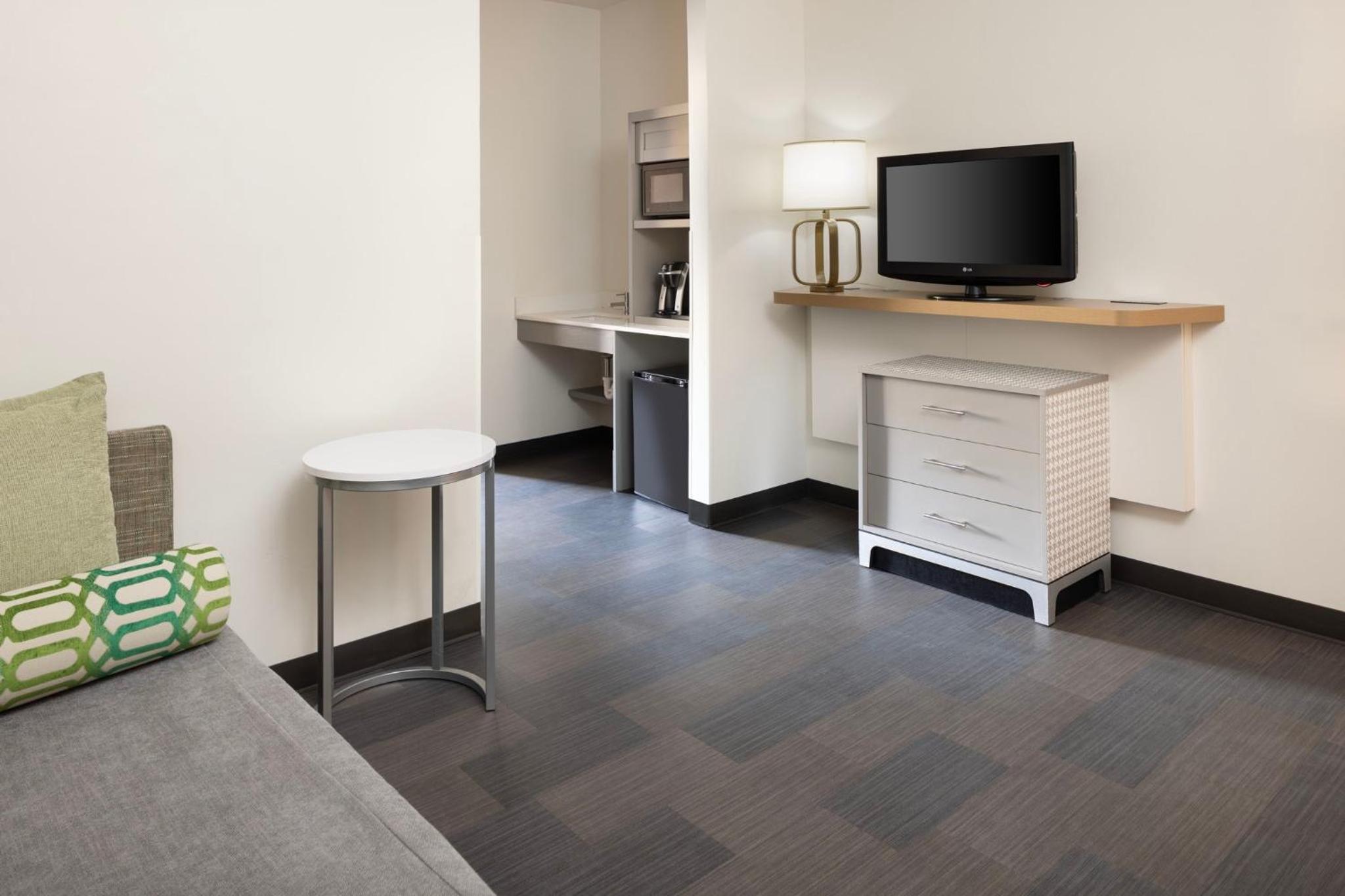One-Bedroom King Suite with Mountain View photo 3