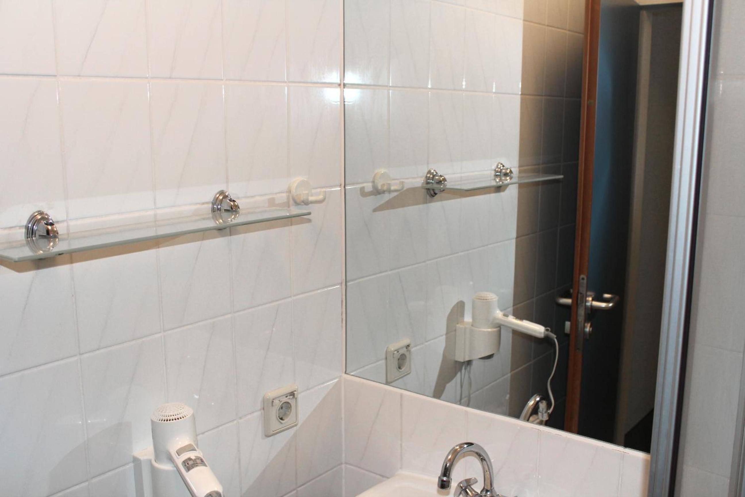 Single Room with Private Bathroom photo 3
