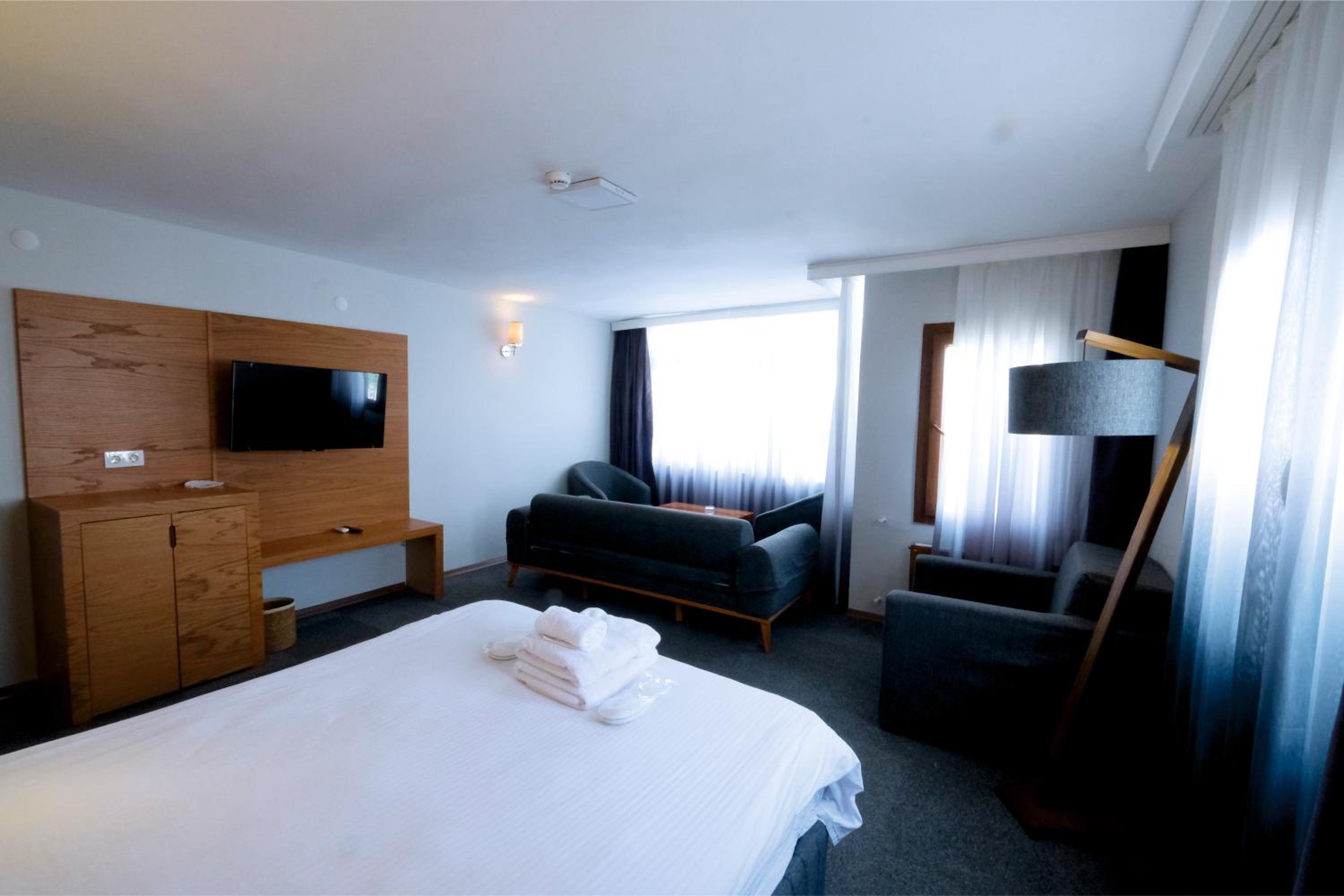 Deluxe Double Room with Sea View - Photo 9