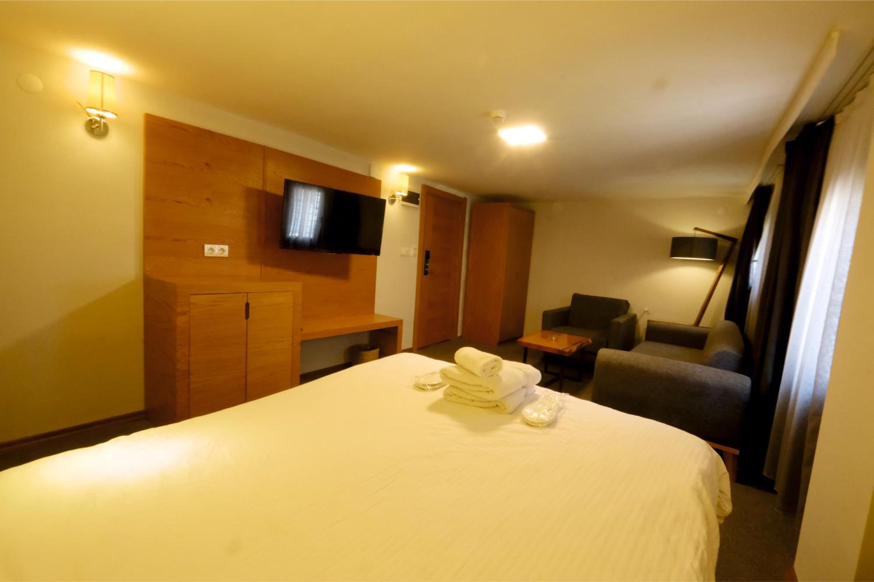 Deluxe Double Room with Castle View - Photo 2