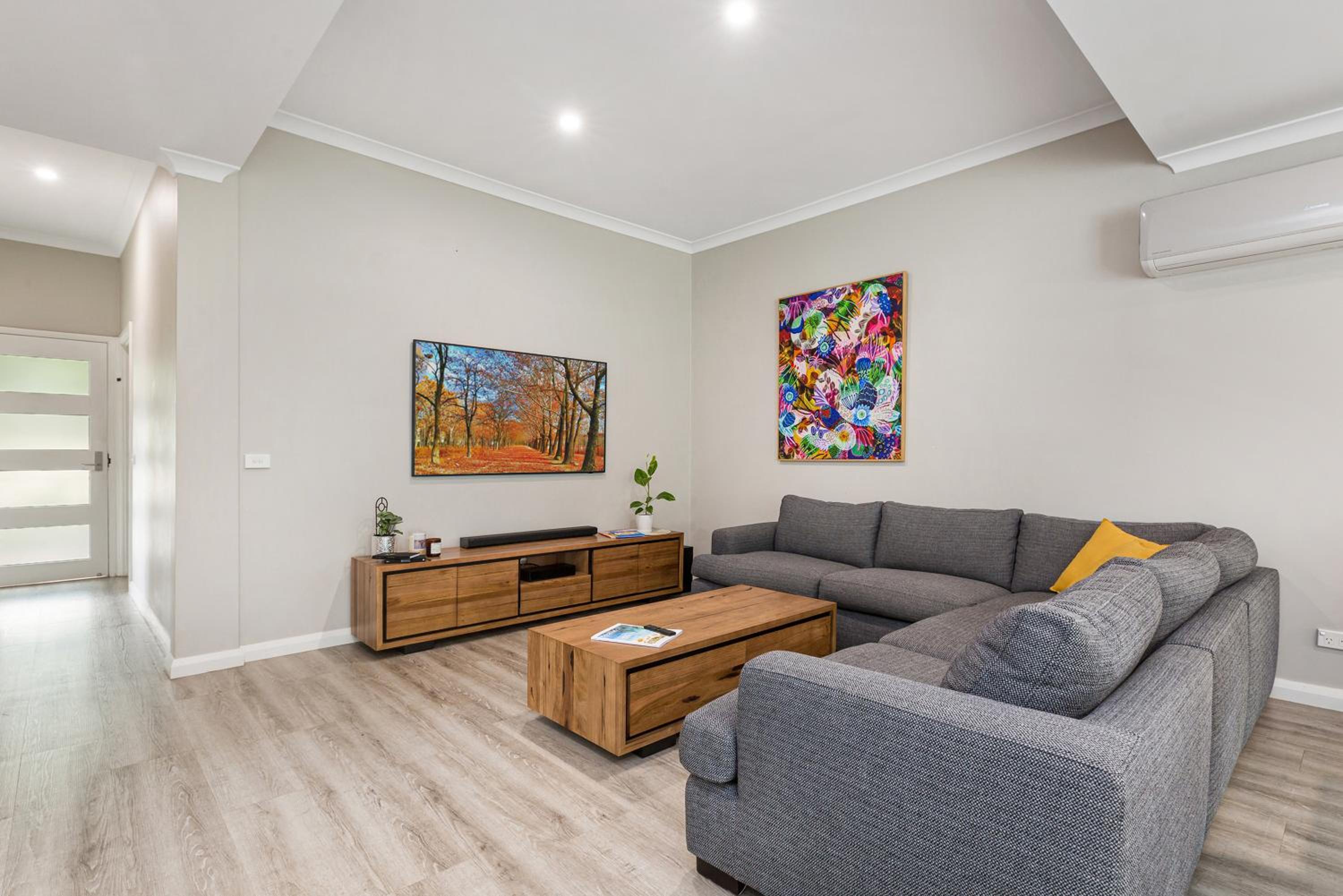 Three-Bedroom House photo 3