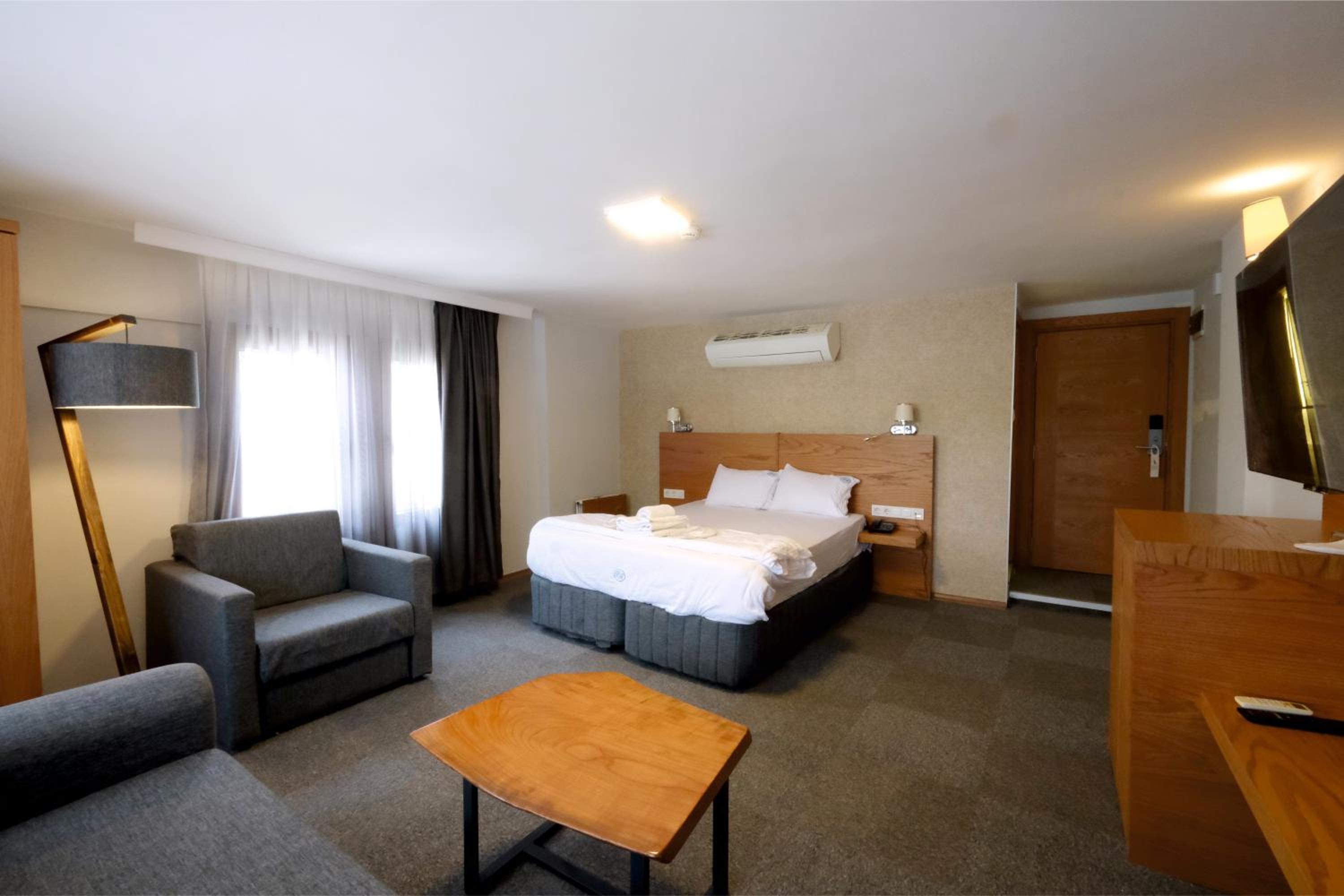 Deluxe Double Room with Sea View - Photo 11