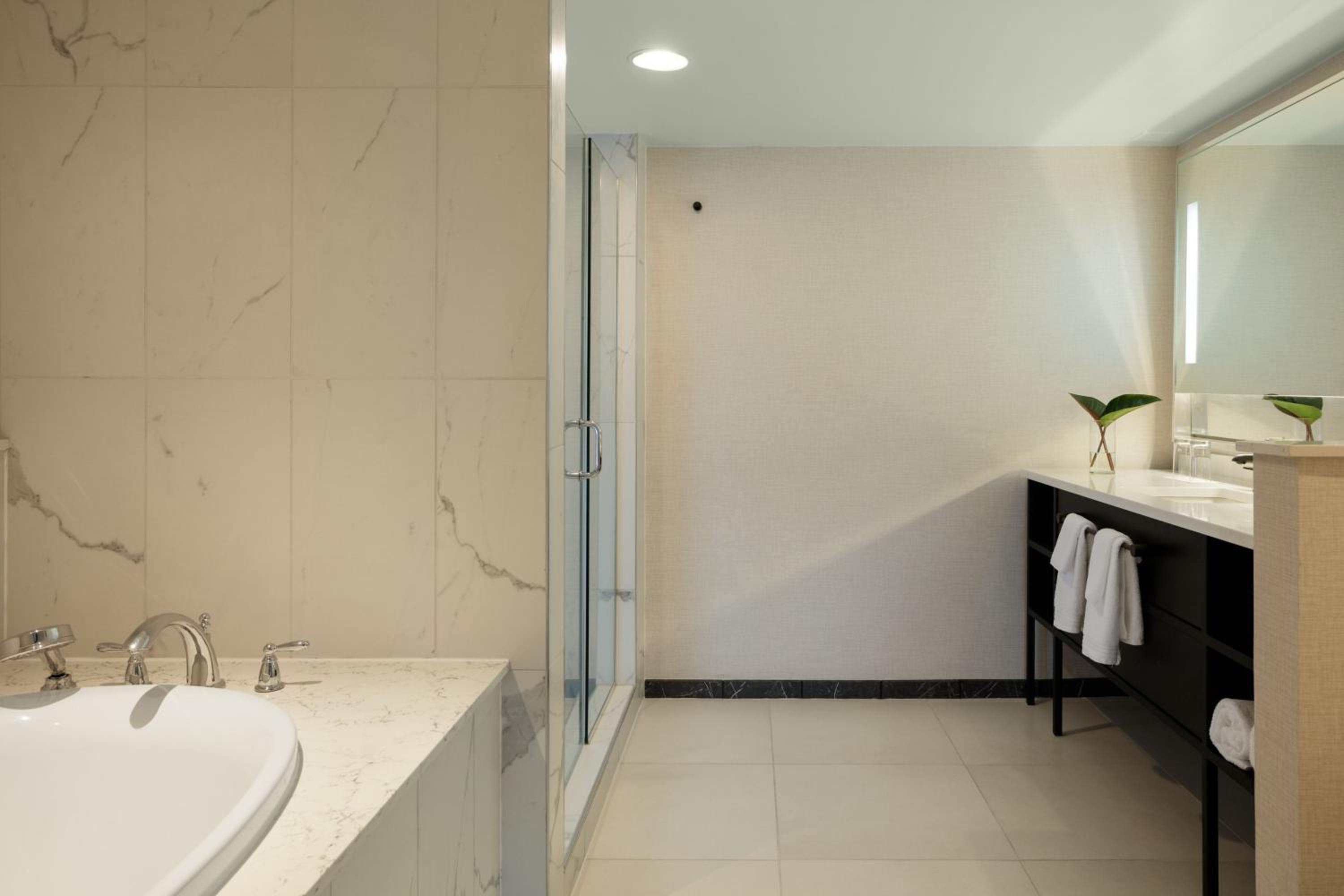 Luxury One-Bedroom King Suite with Concierge Lounge Access - Photo 6