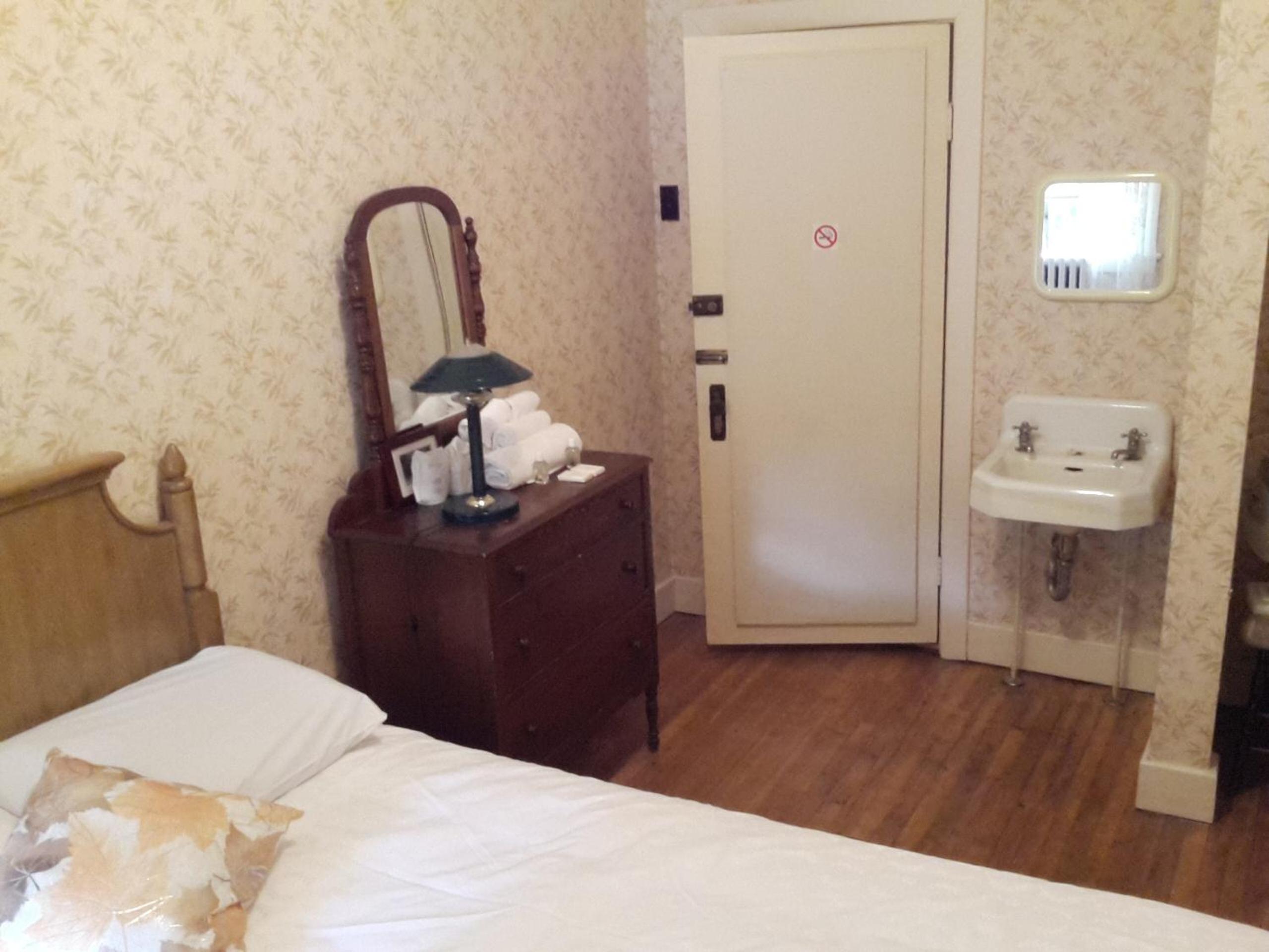 Double Room with Shared Toilet photo 2