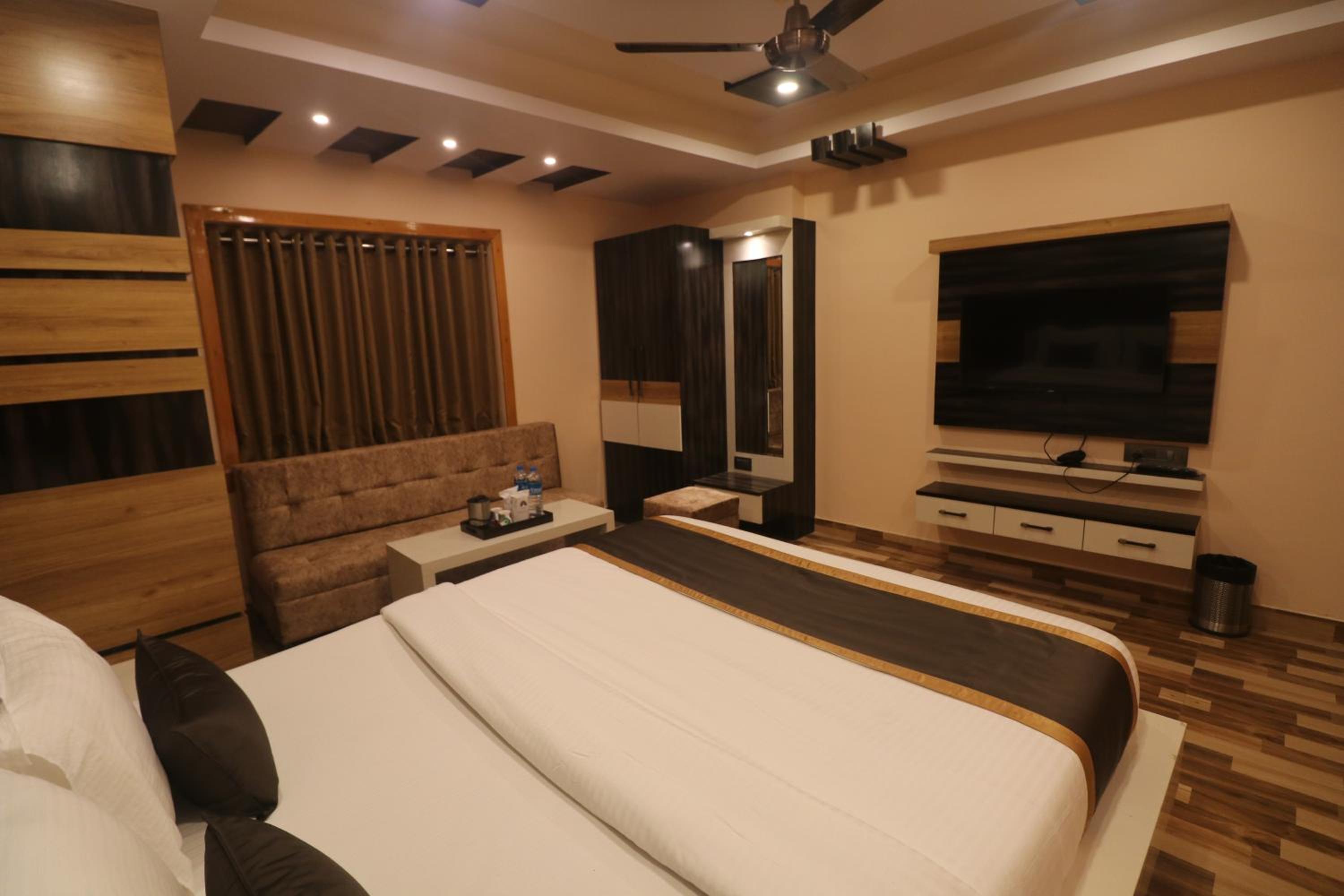 Executive Suite - Photo 13