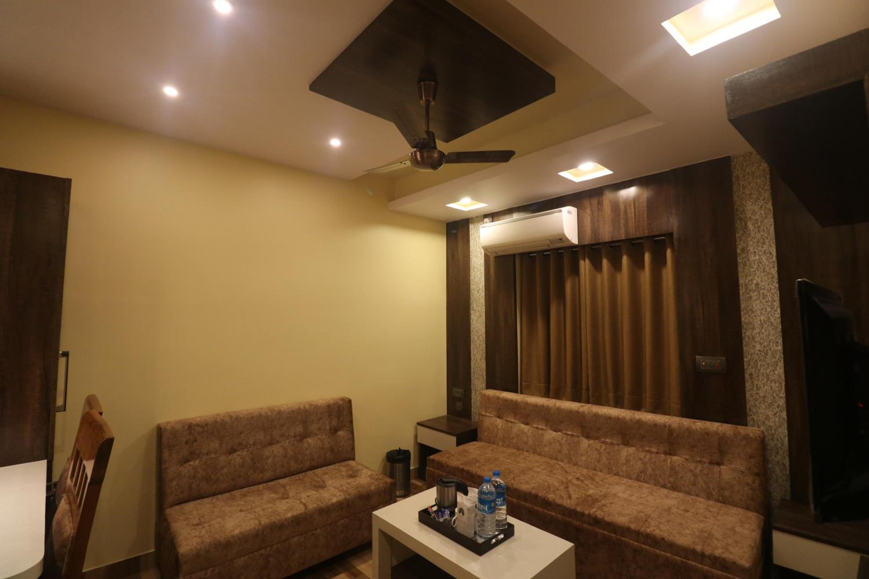Executive Suite - Photo 11
