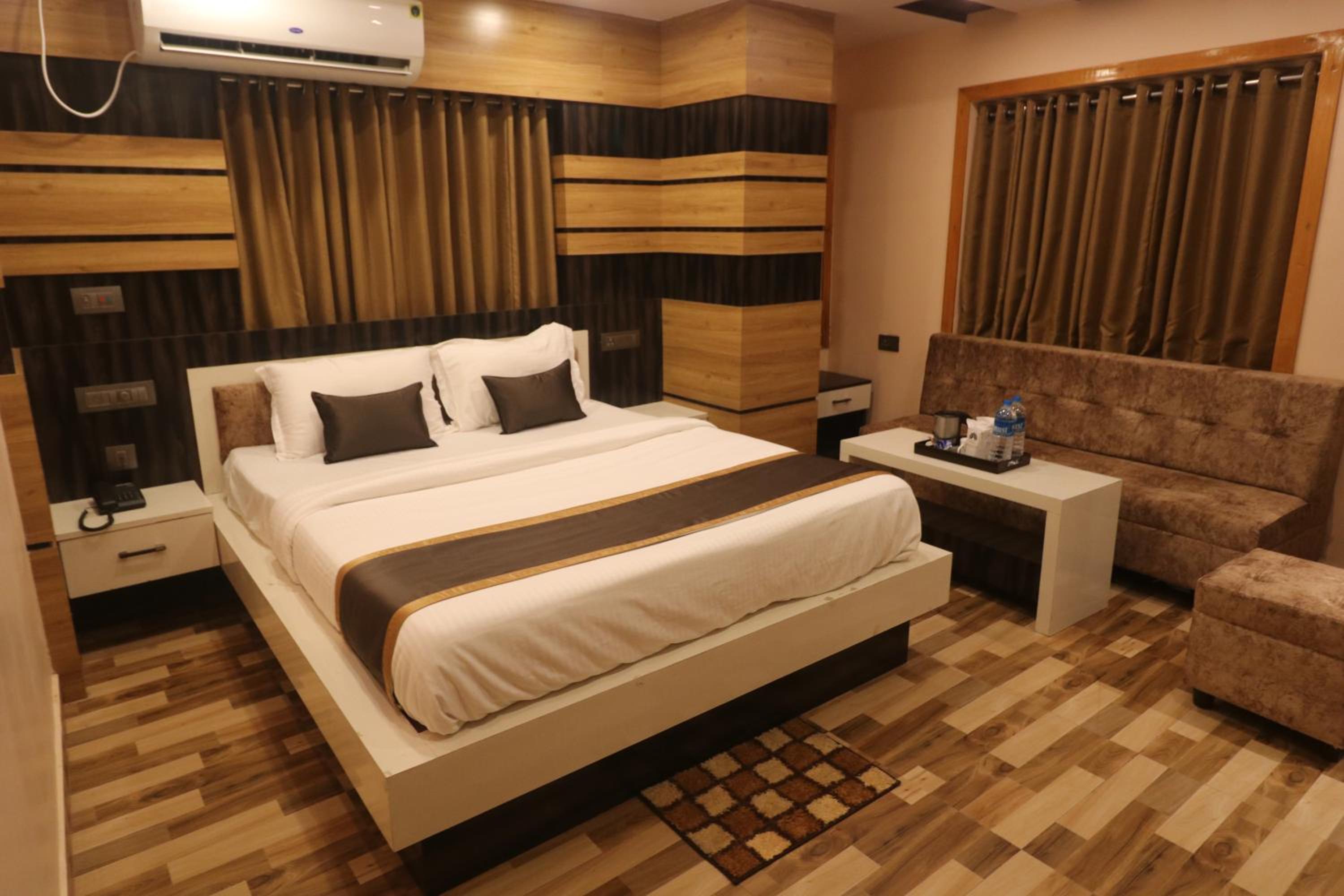 Executive Suite - Photo 12