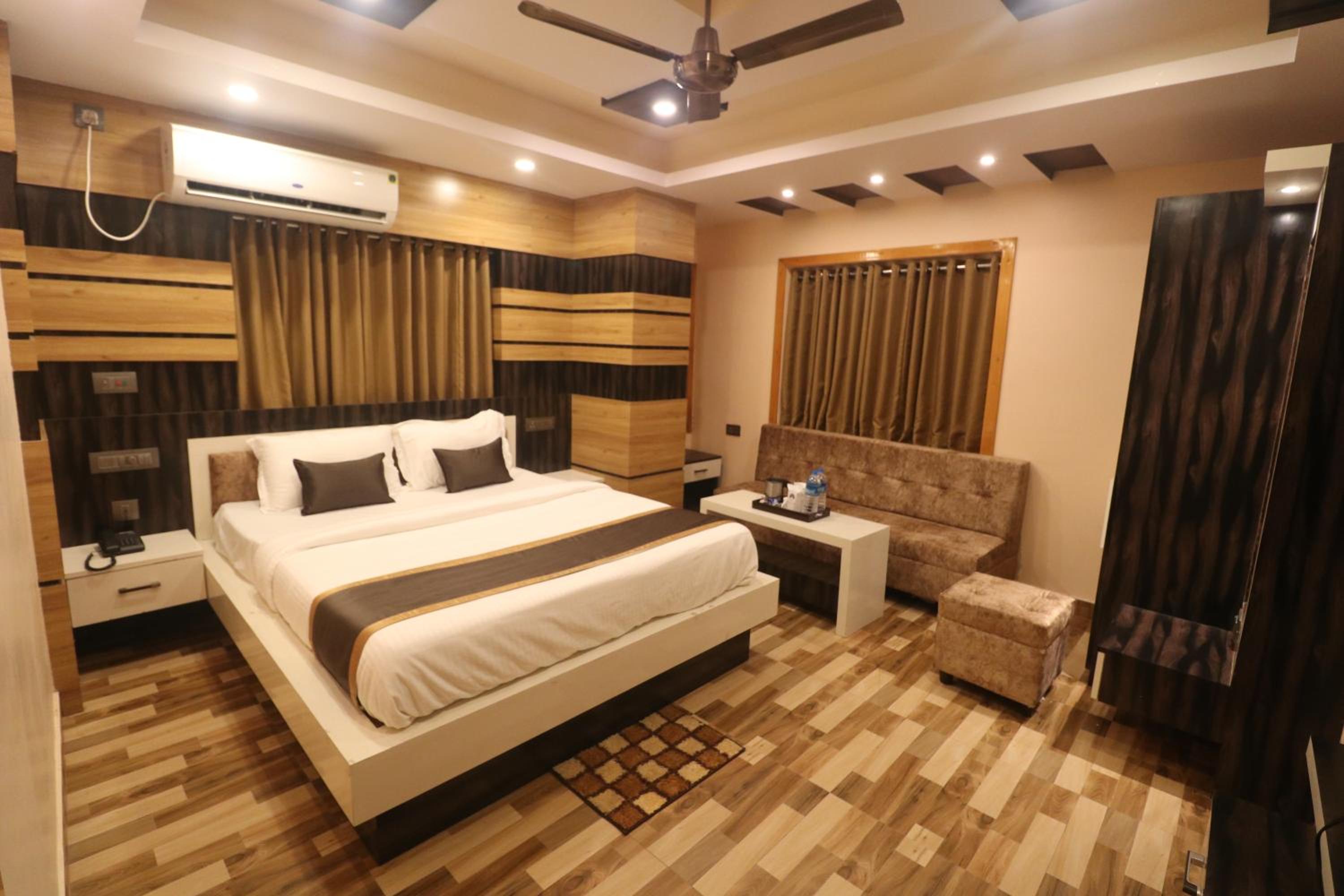 Executive Suite - Photo 14