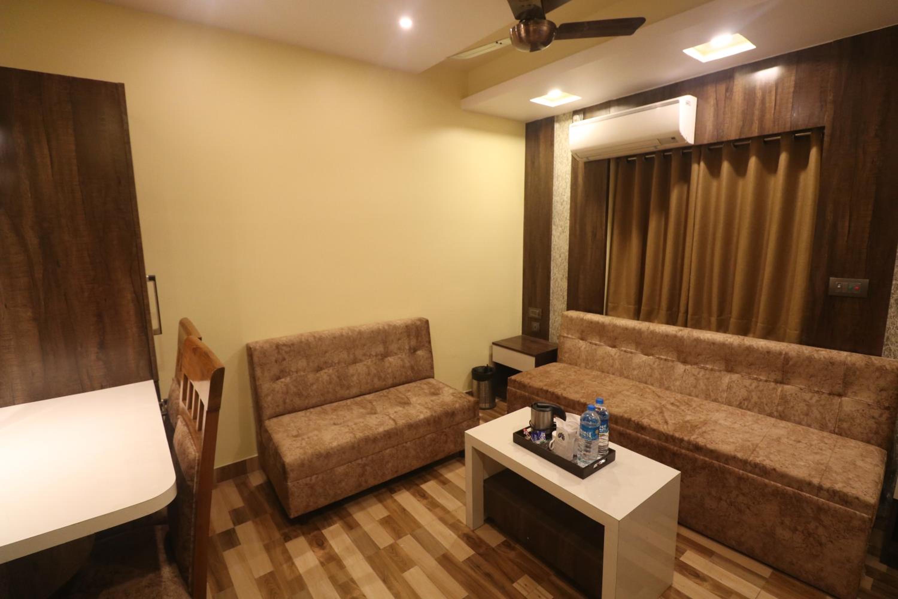Executive Suite - Photo 8