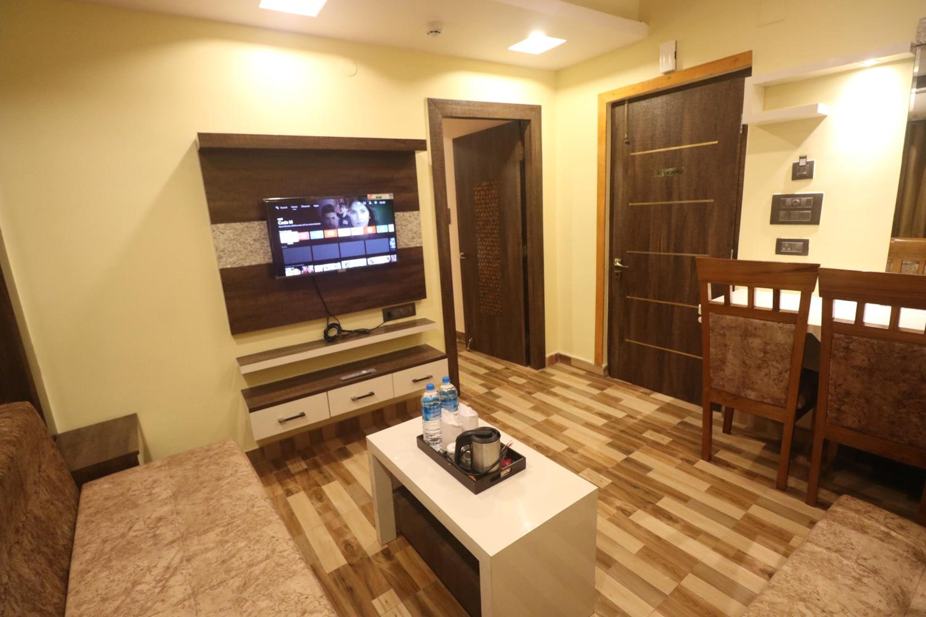 Executive Suite - Photo 10