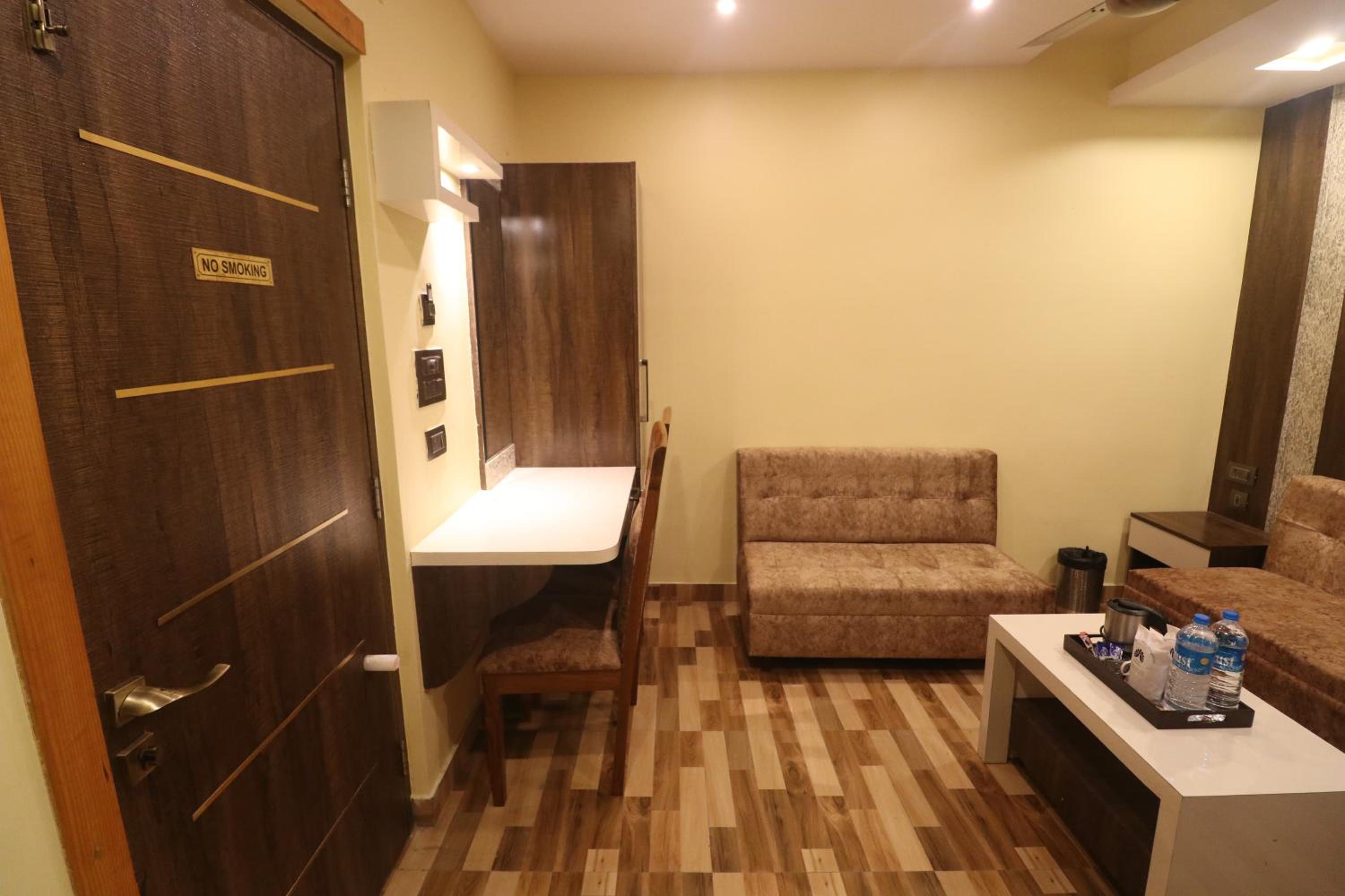 Executive Suite - Photo 9