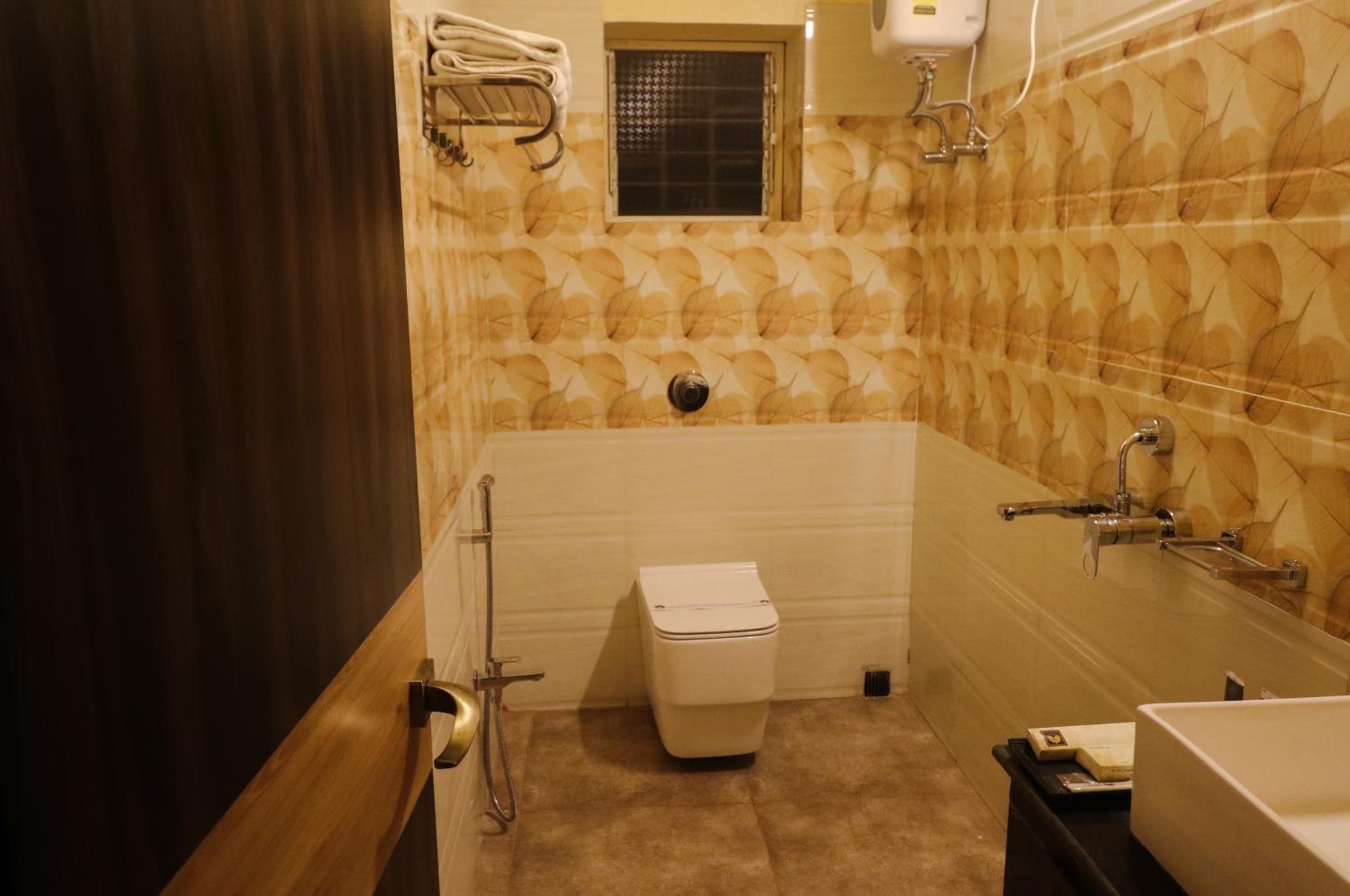 Executive Suite - Photo 17