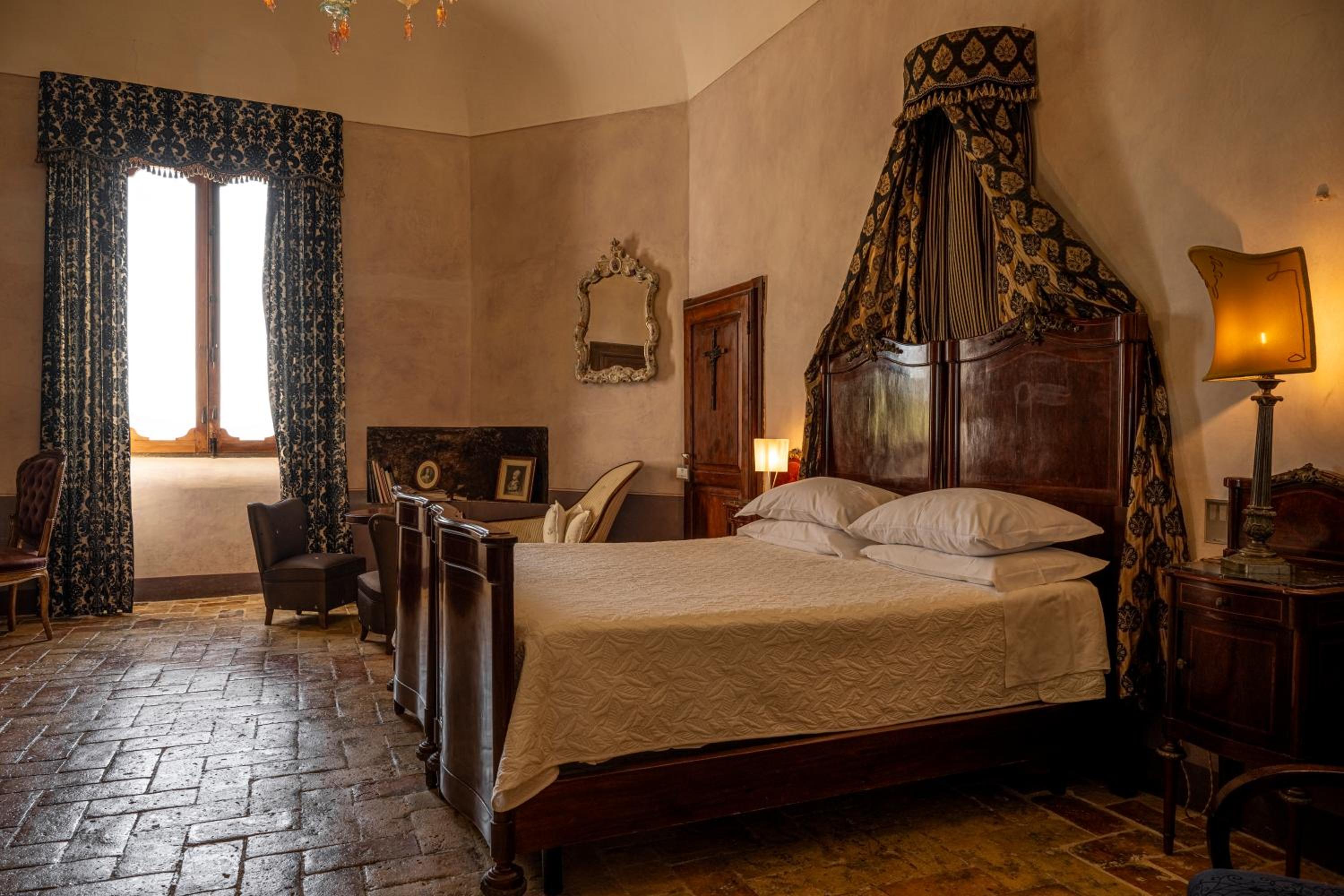 Junior Suite with Spa Bath - Photo 2