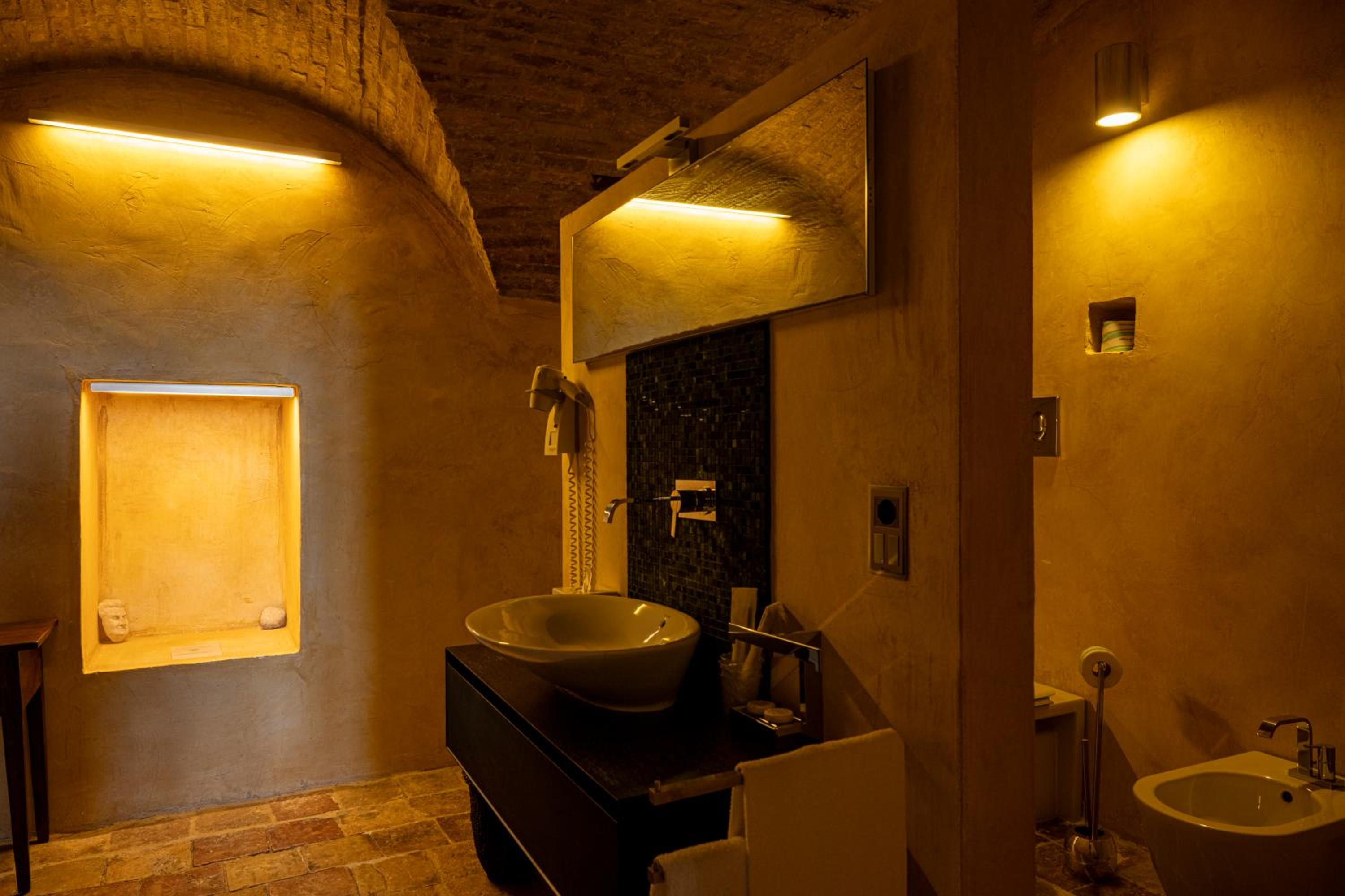 Junior Suite with Spa Bath - Photo 4