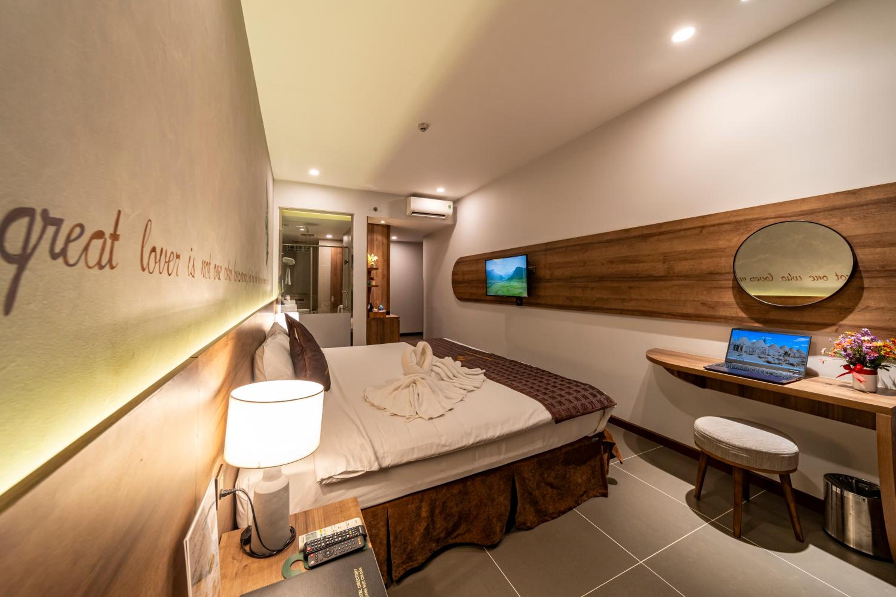 Deluxe King Room photo 3