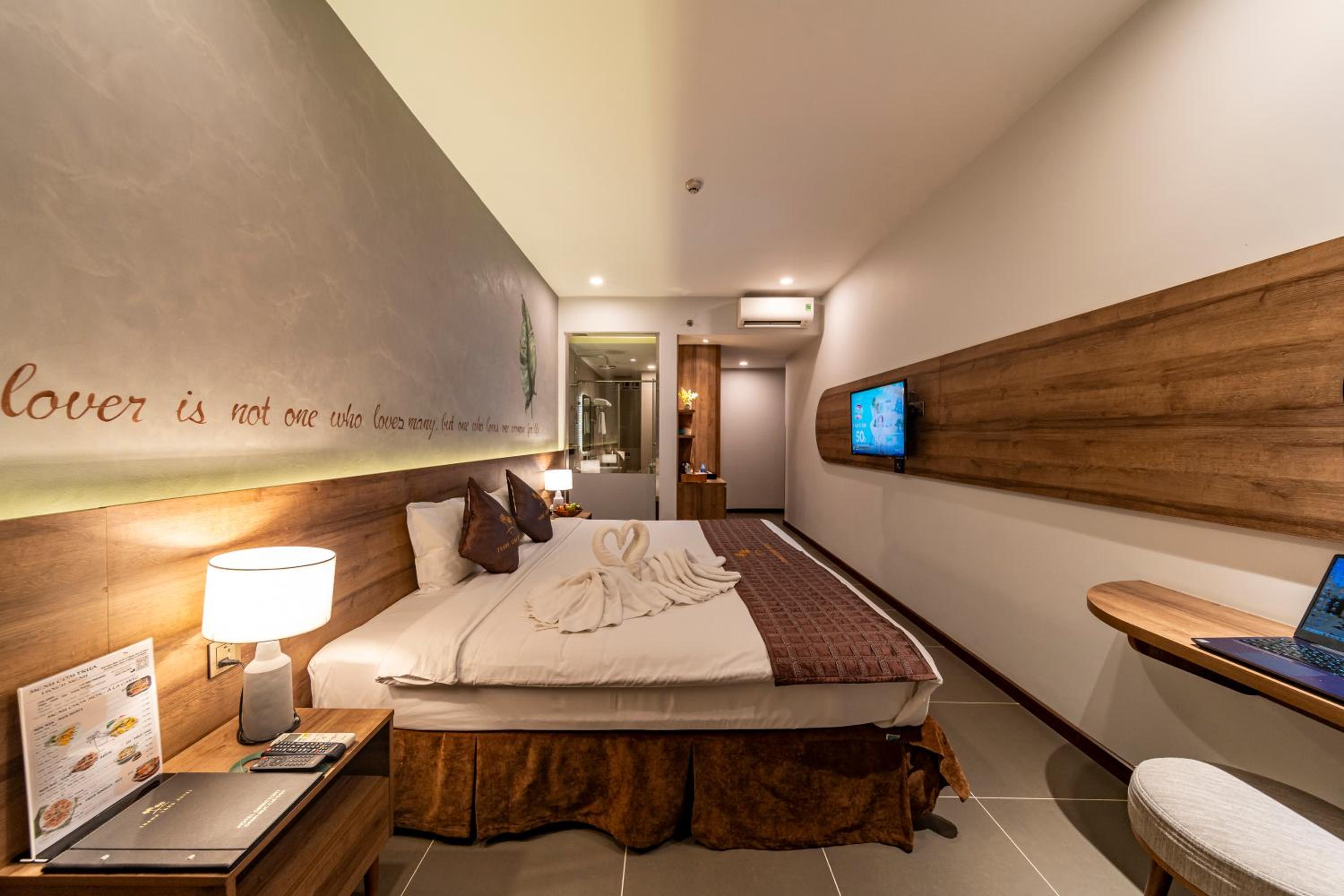 Deluxe King Room photo 2
