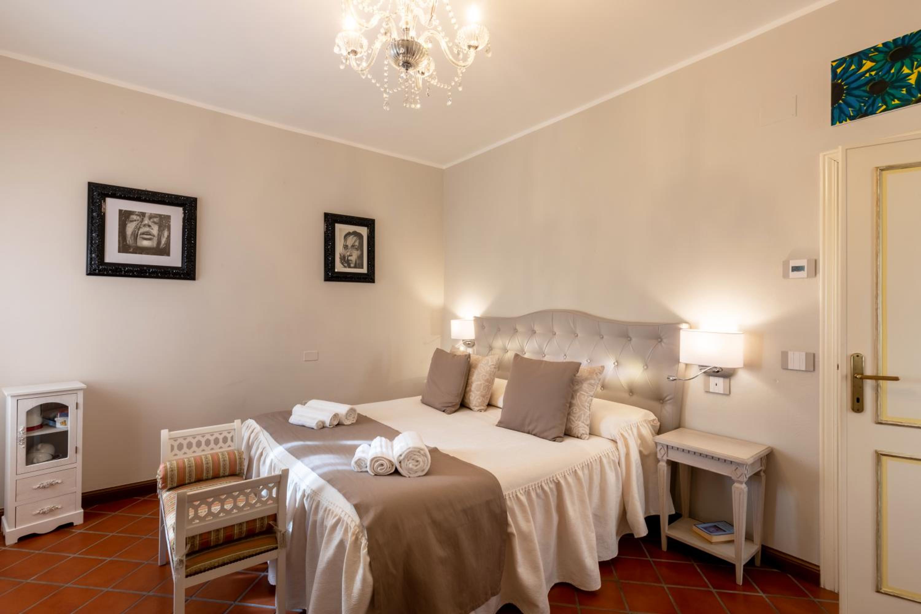 Queen Room with Balcony photo 1