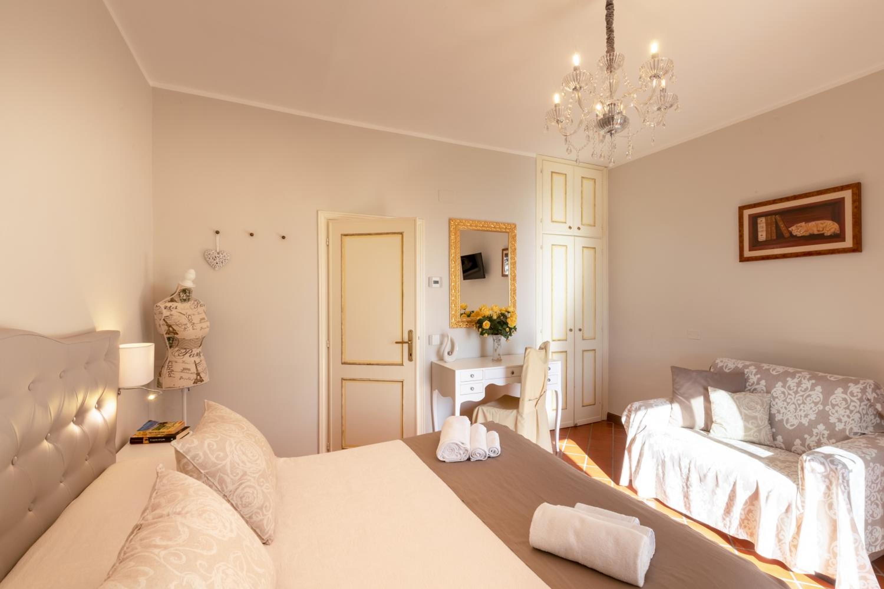 Queen Room with Balcony photo 2