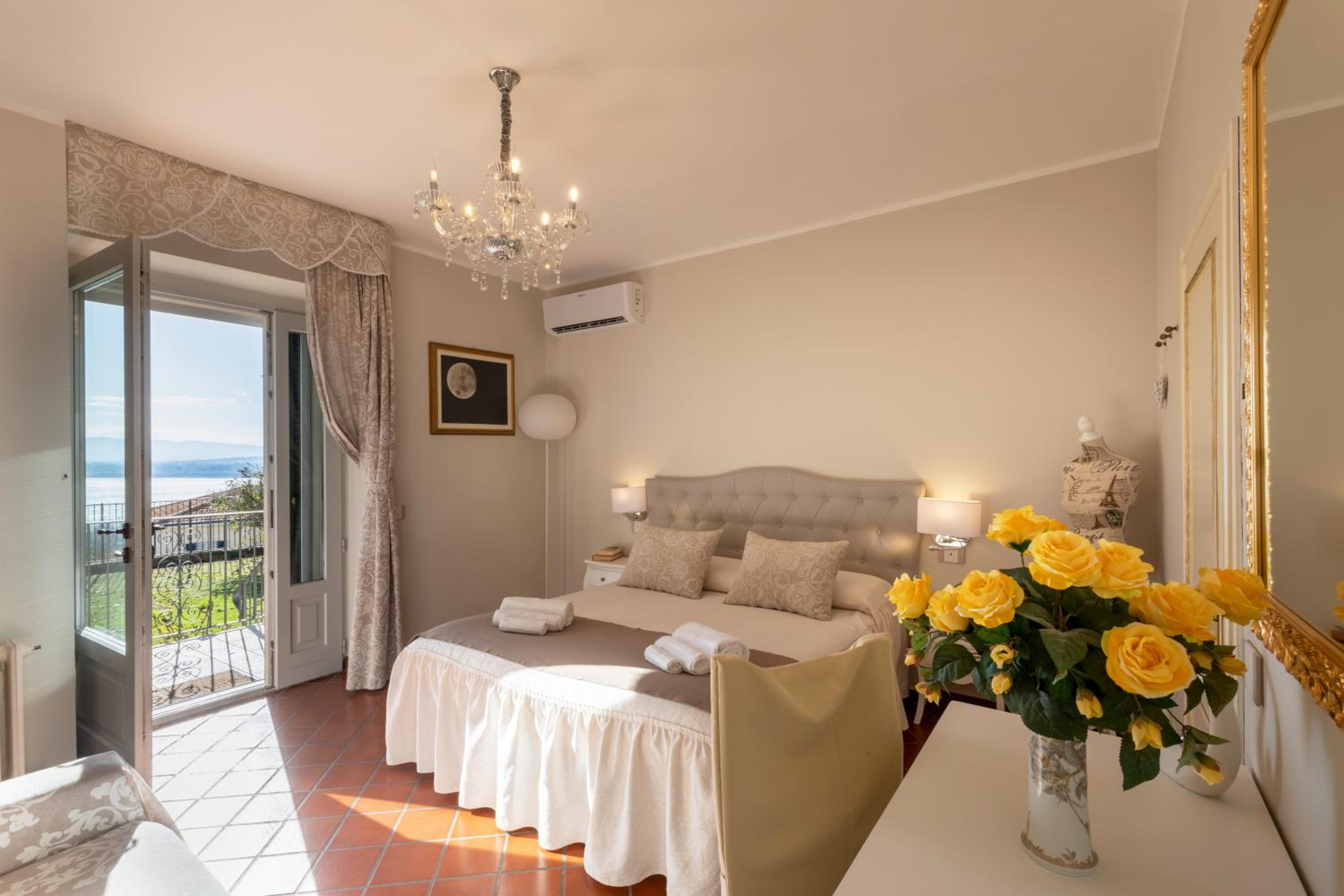Queen Room with Balcony photo 1