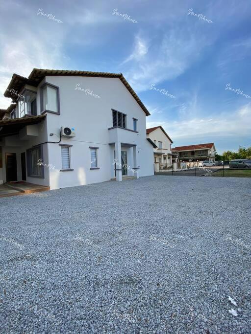 Four-Bedroom House photo 3
