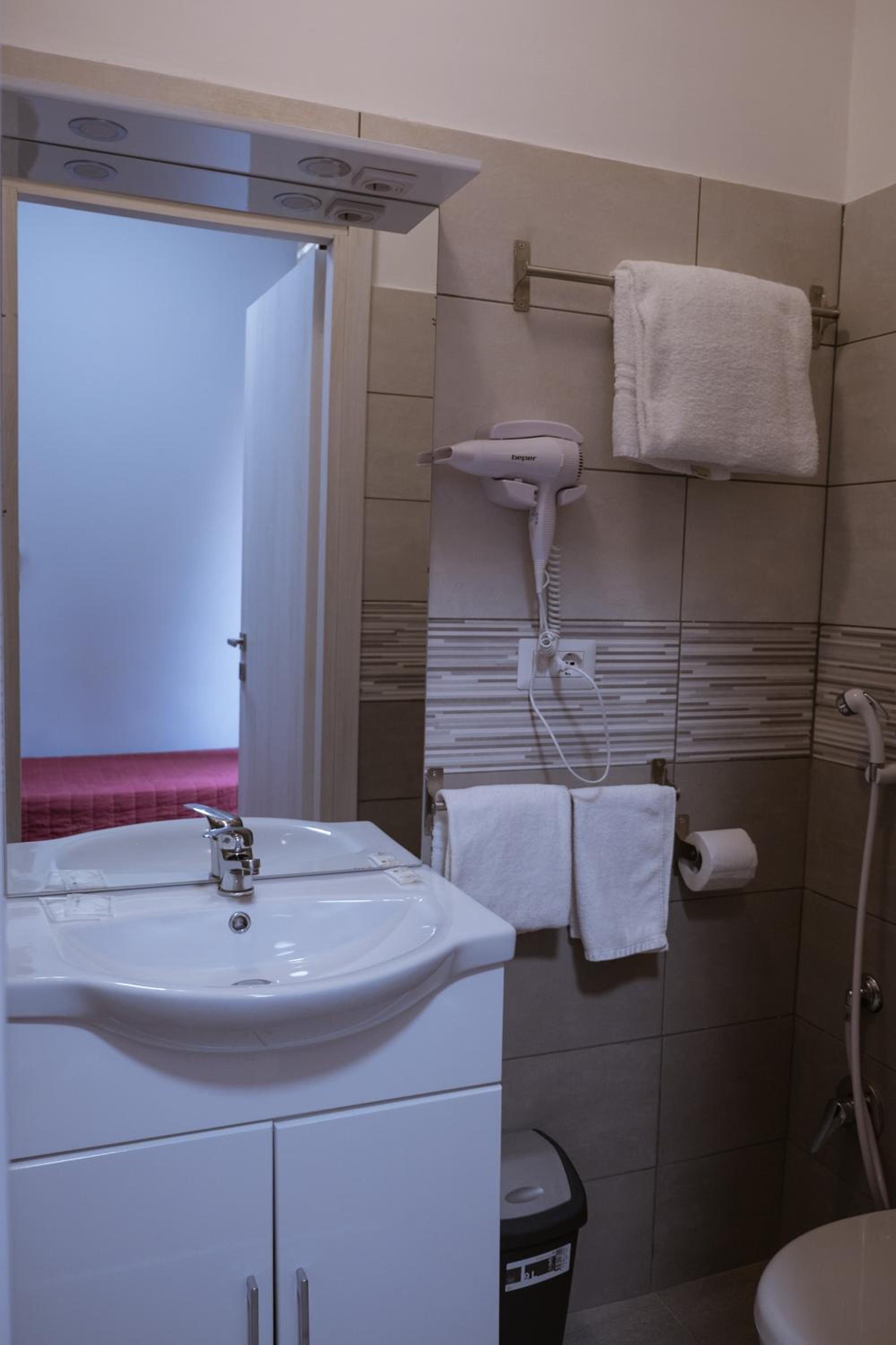 Single Room photo 3