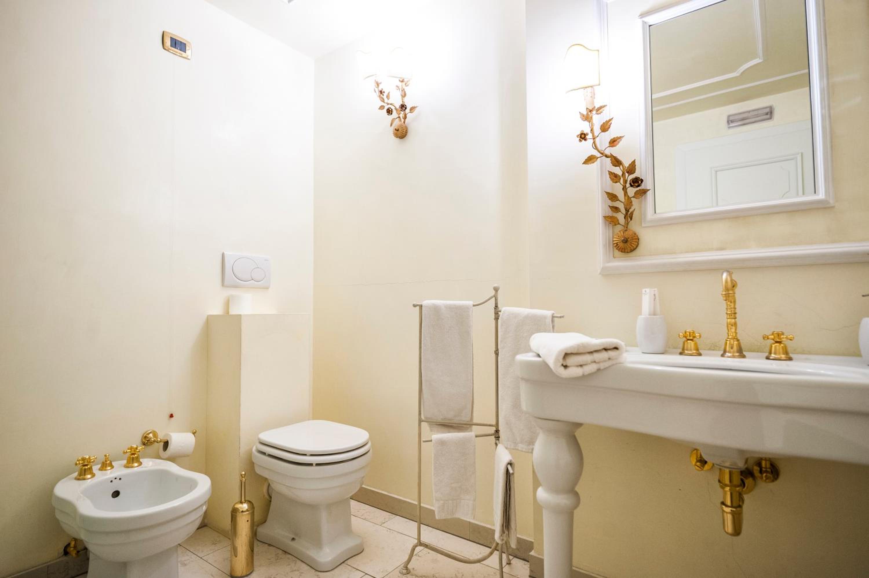 Deluxe Double Room with Shower - Photo 4