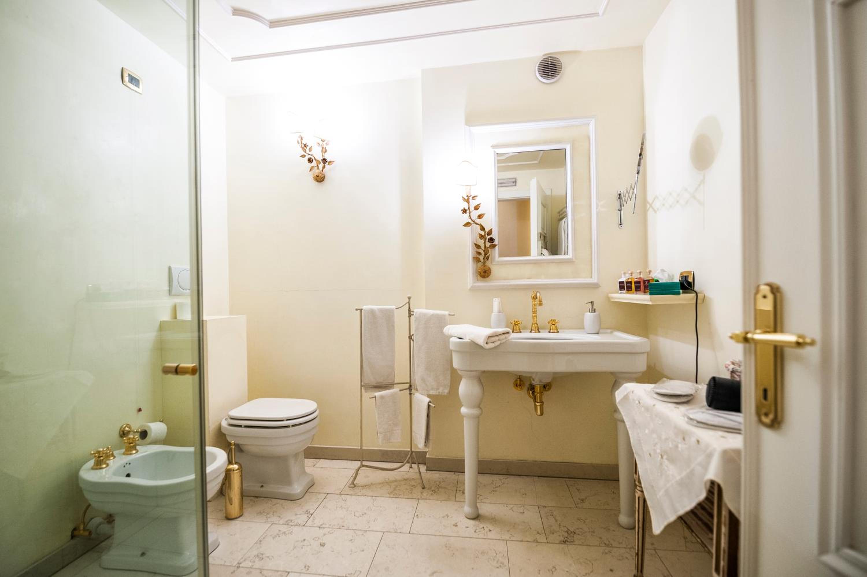 Deluxe Double Room with Shower - Photo 2