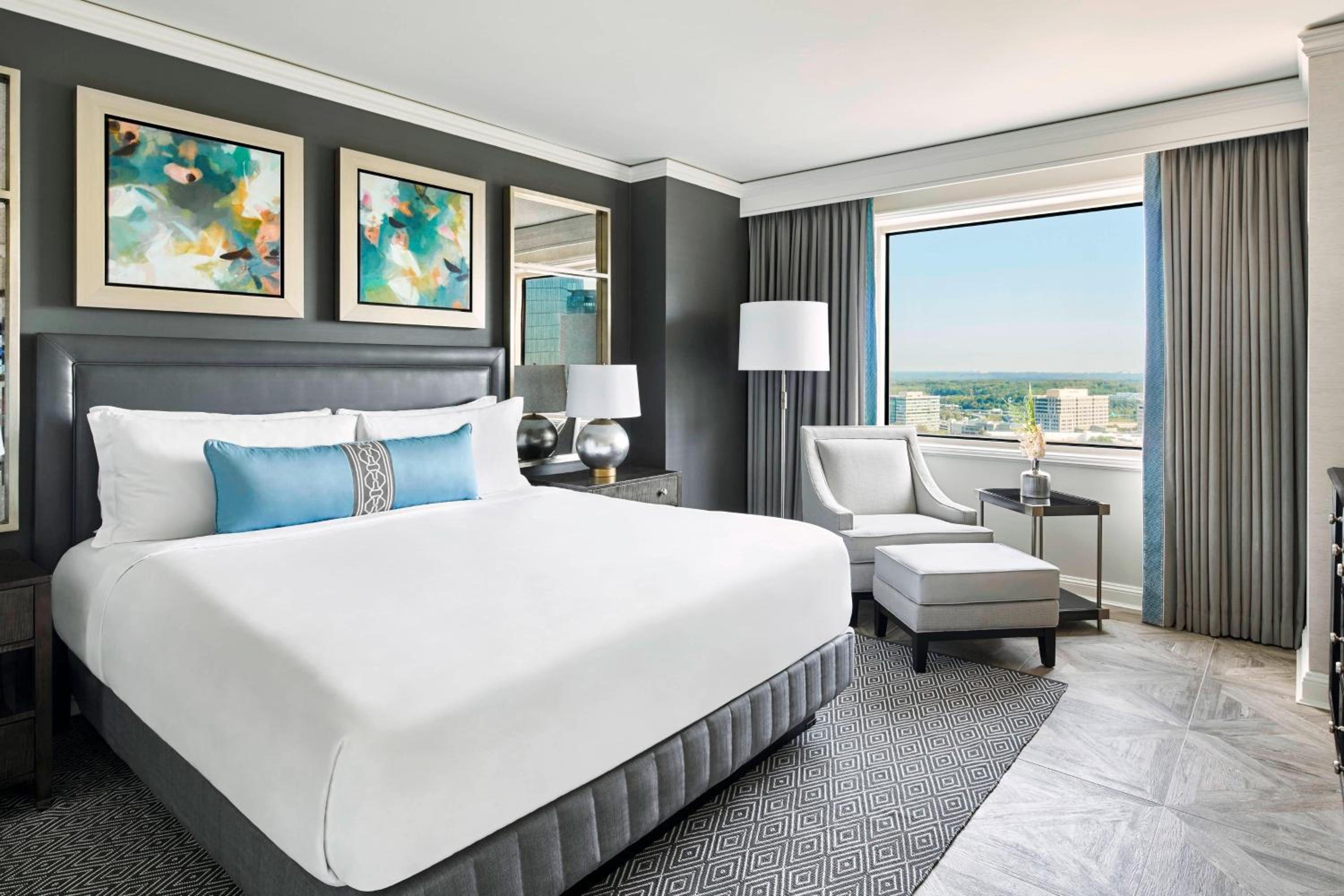 Executive Suite - Photo 1