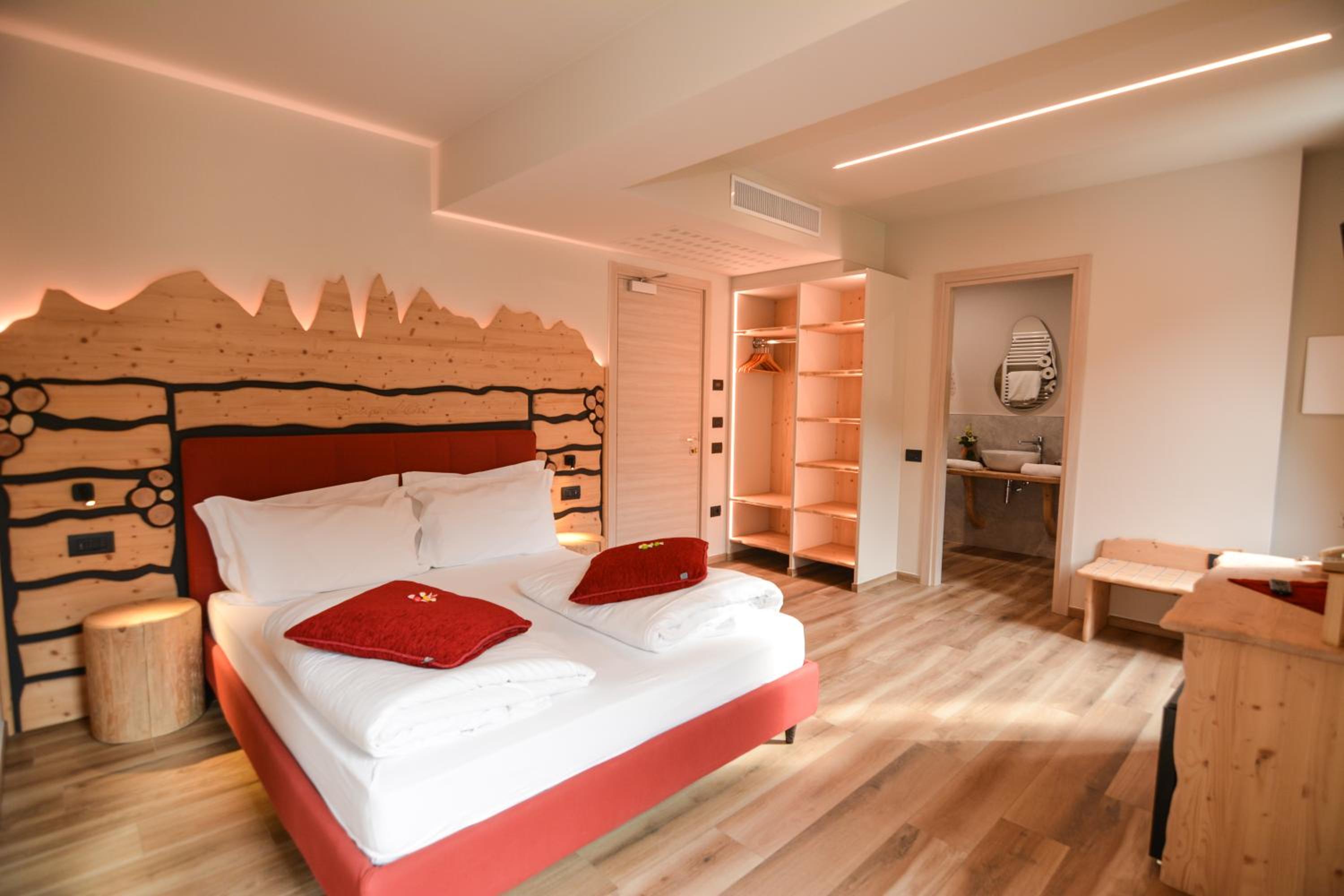 Suite with balcony and lake view photo 1