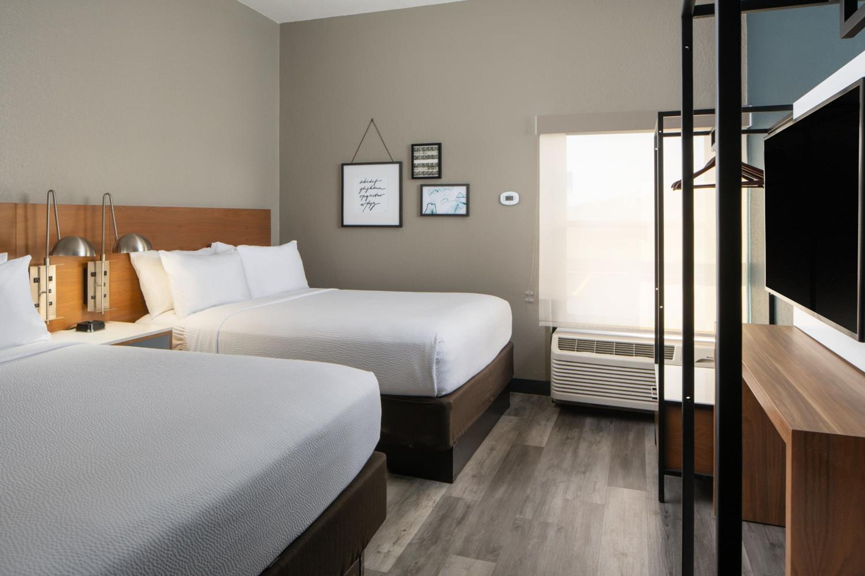 Double Room with Two Double Beds - Photo 2