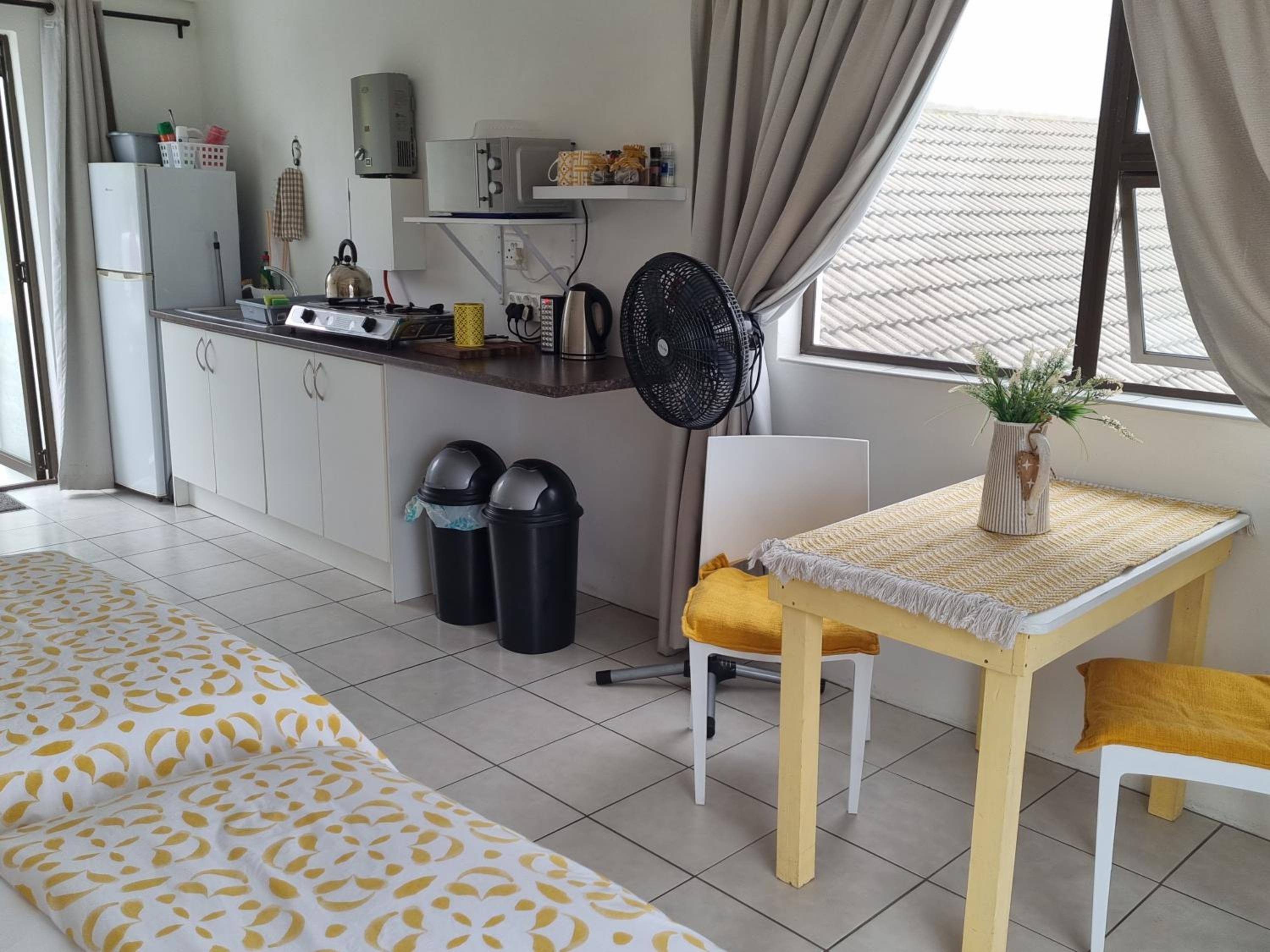 One-Bedroom Apartment - Photo 2