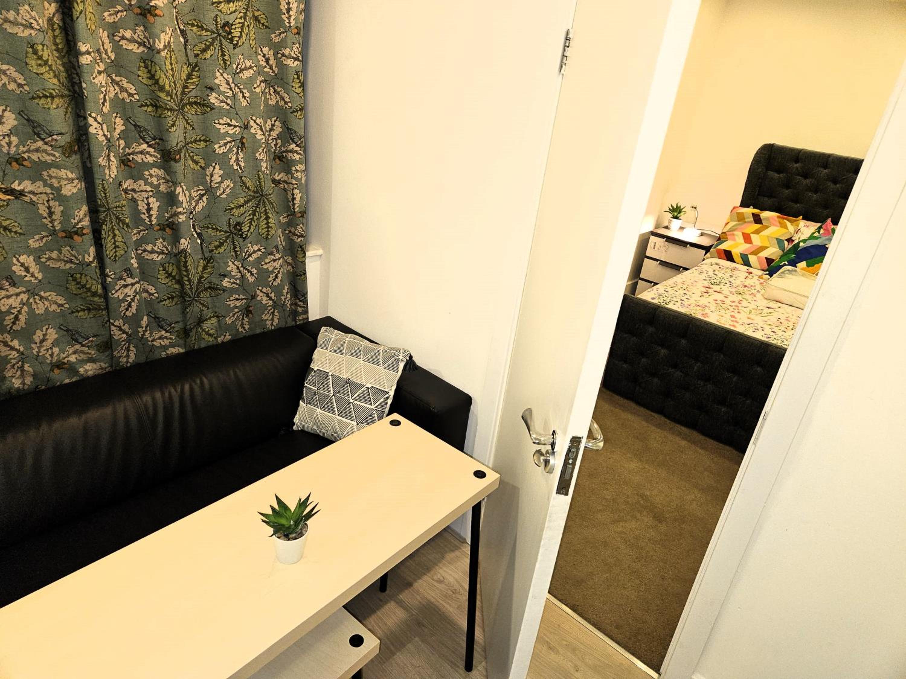One-Bedroom Apartment photo 1