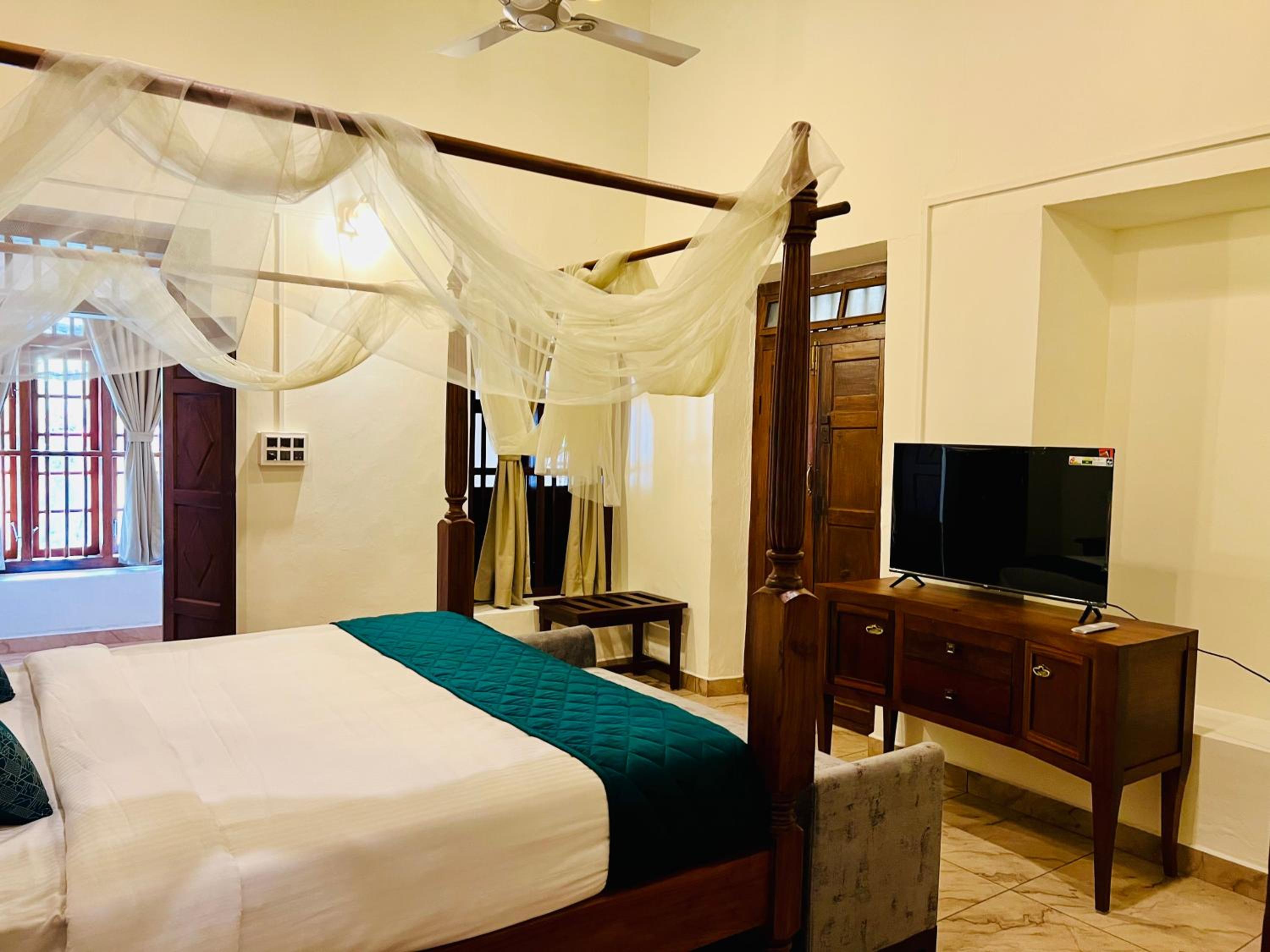 King Suite with Balcony photo 3