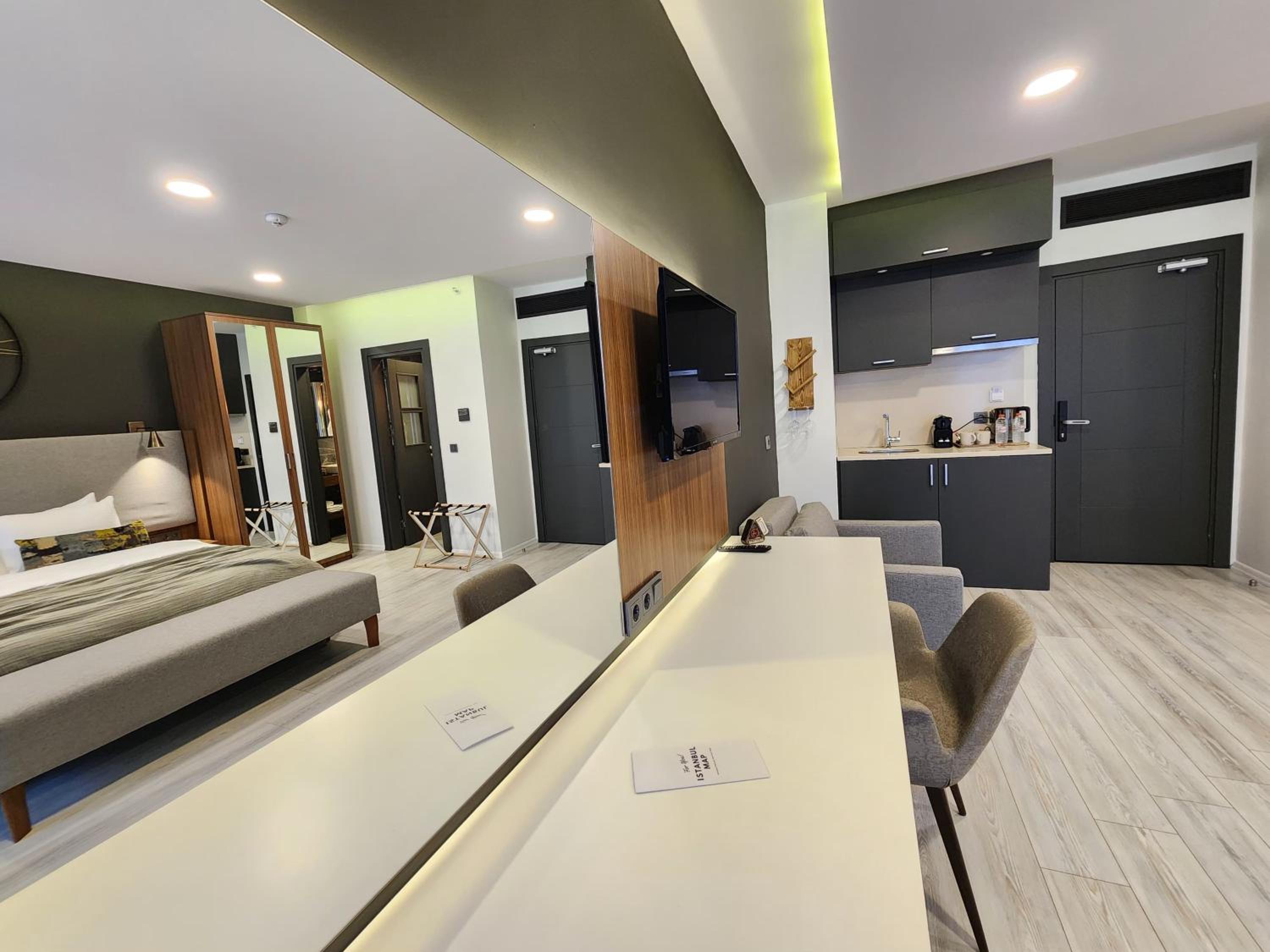 Panoramic Deluxe King Room photo 2