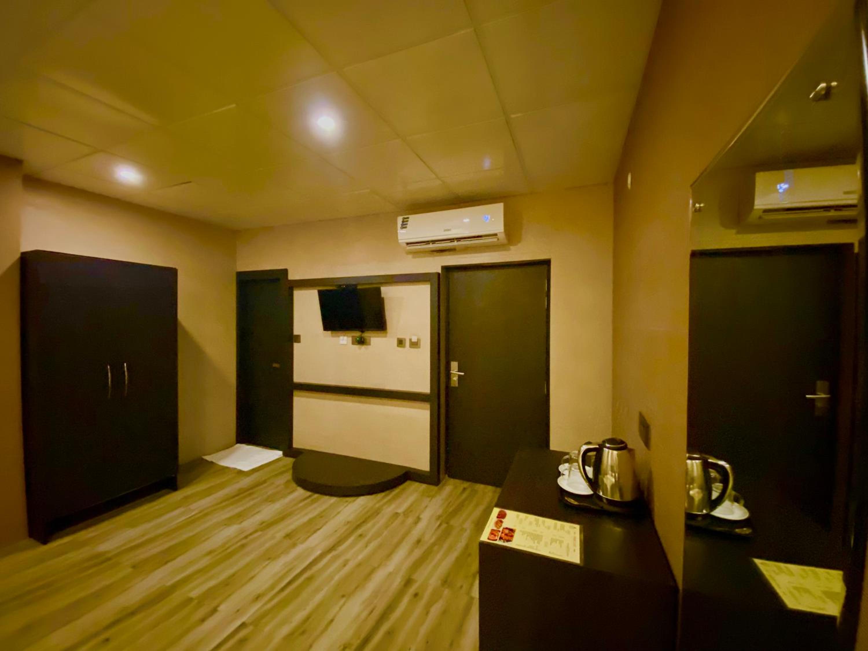 Deluxe Double or Twin Room with City View - Photo 4