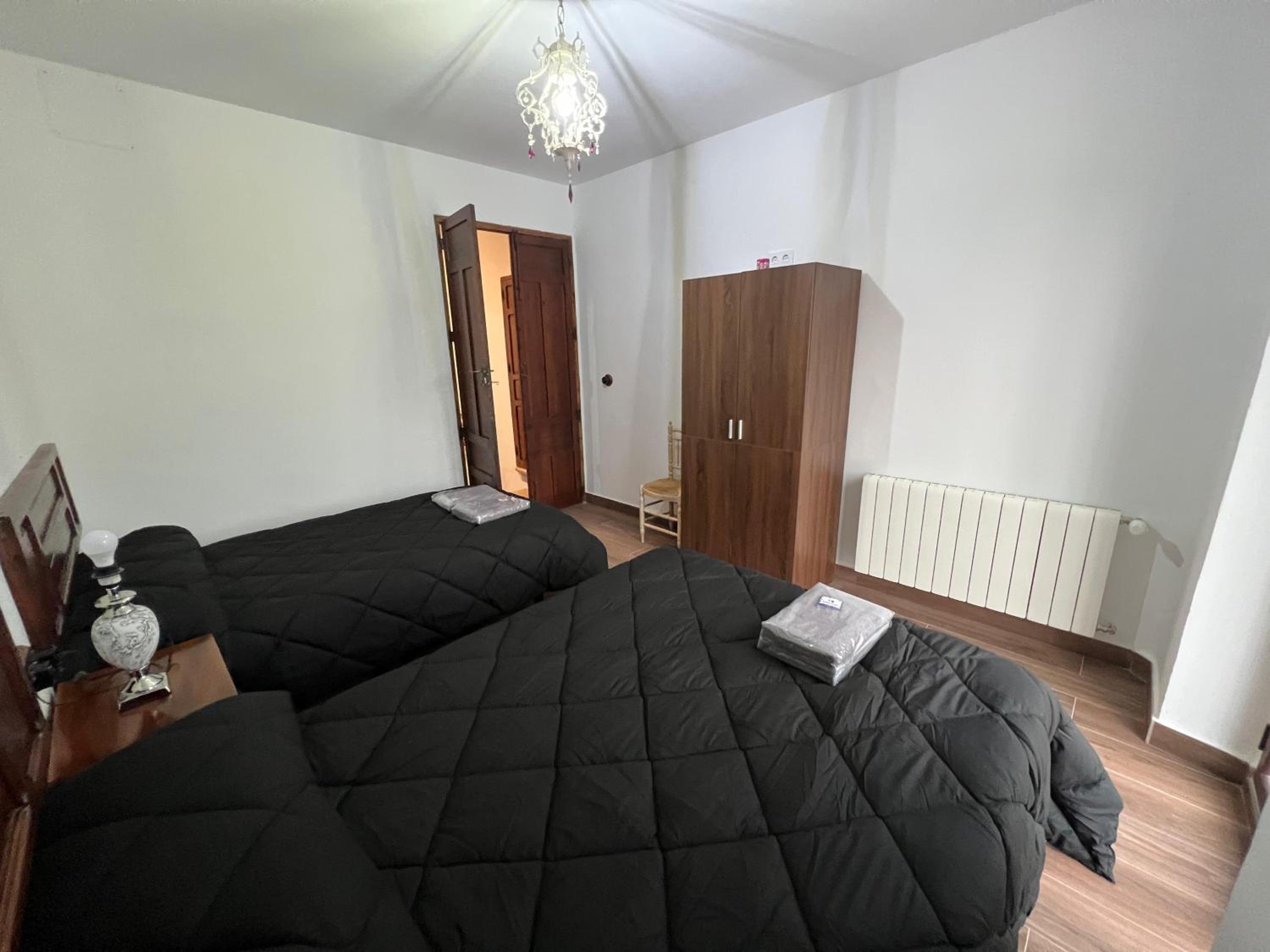 Eight-Bedroom House photo 2