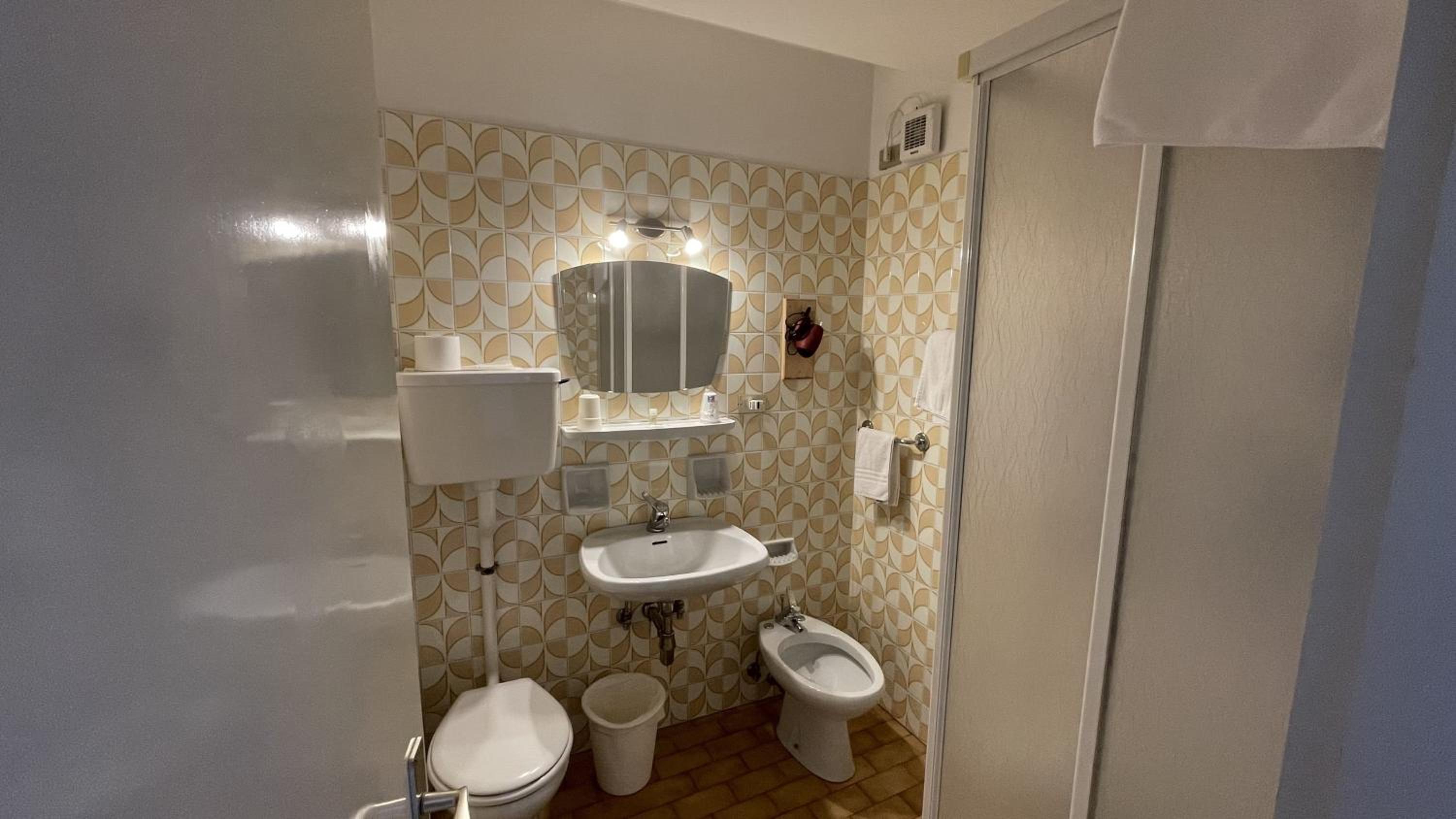 Single Room with Private Bathroom photo 3