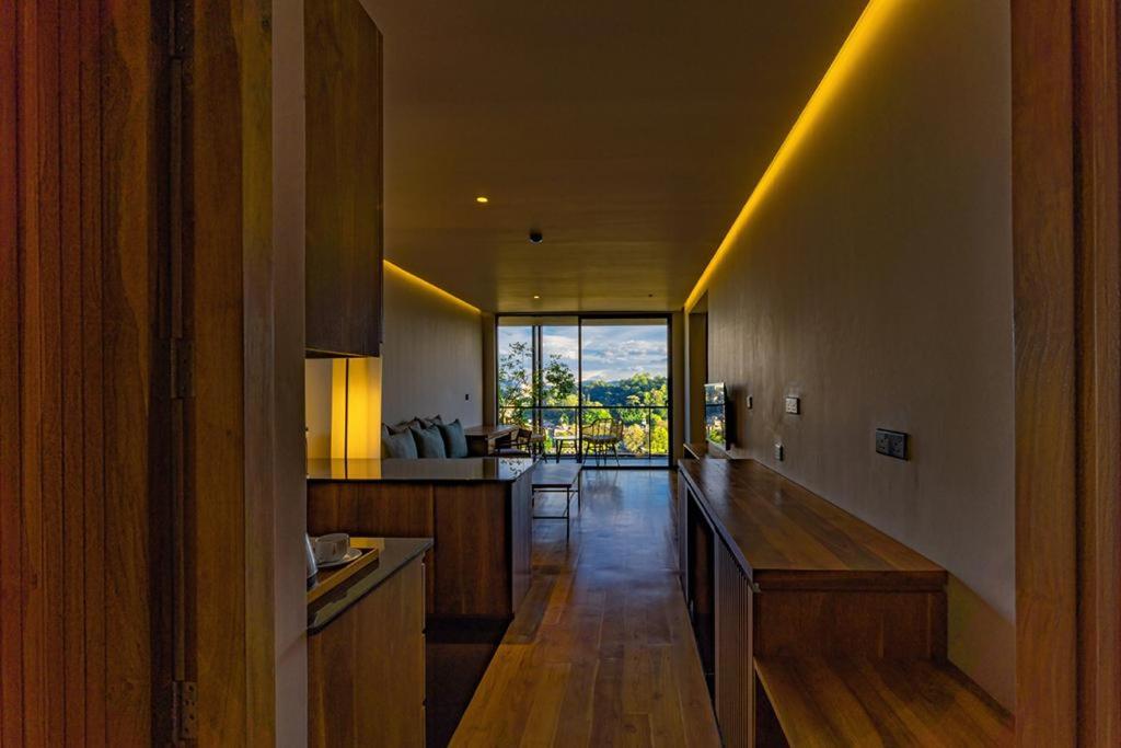 Suite with Lake View - Photo 3