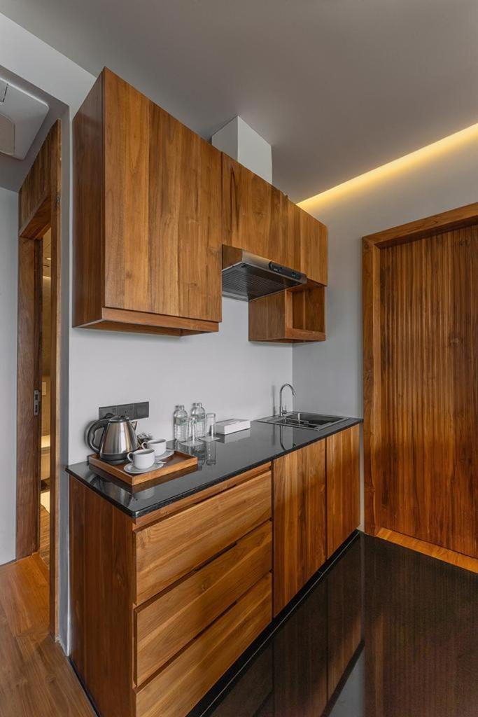 Suite with Lake View - Photo 7