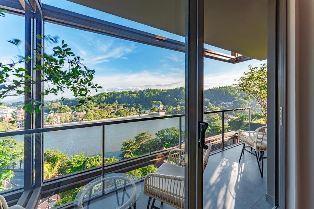 Suite with Lake View - Photo 8