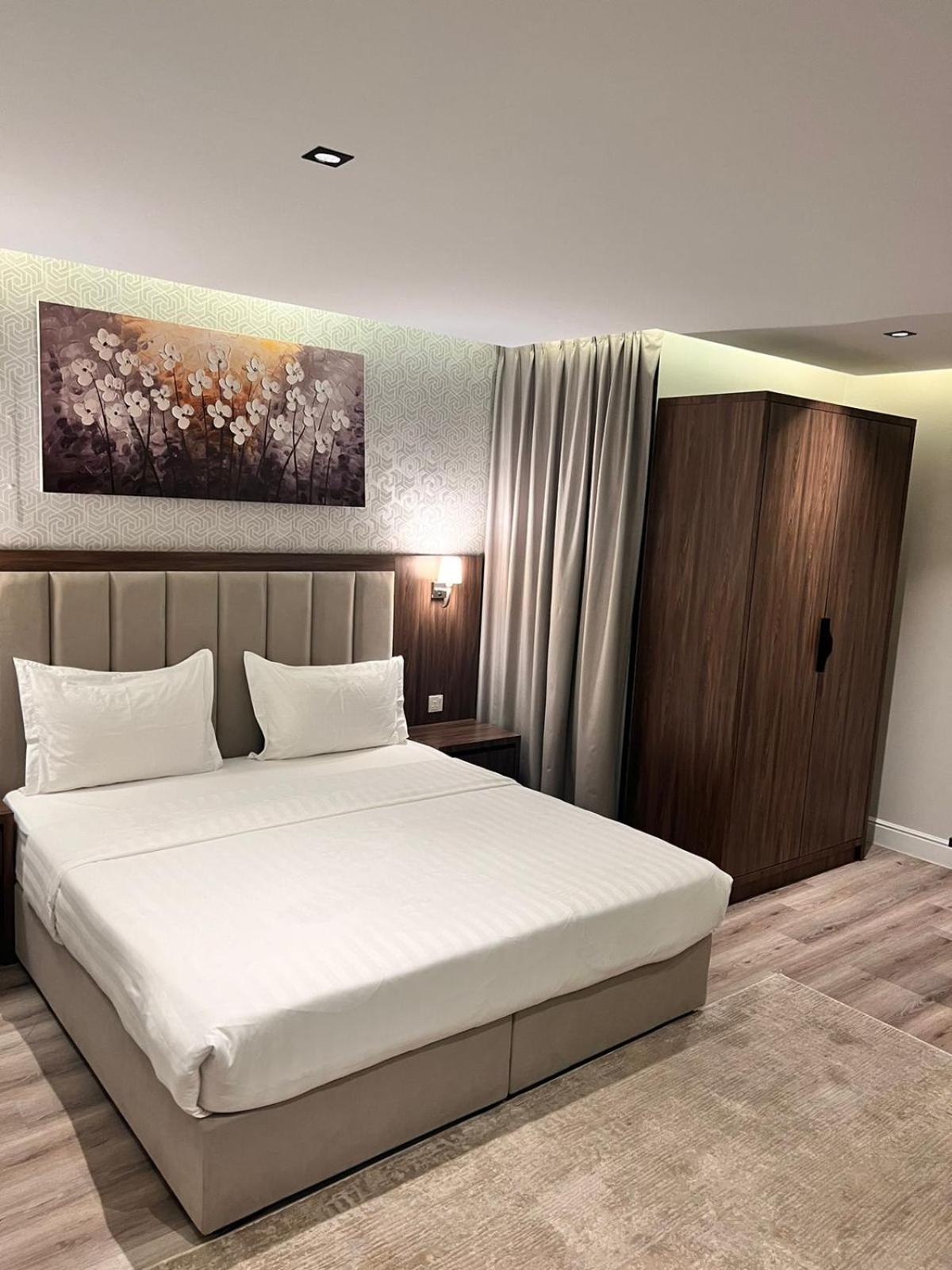 Deluxe King Room photo 1