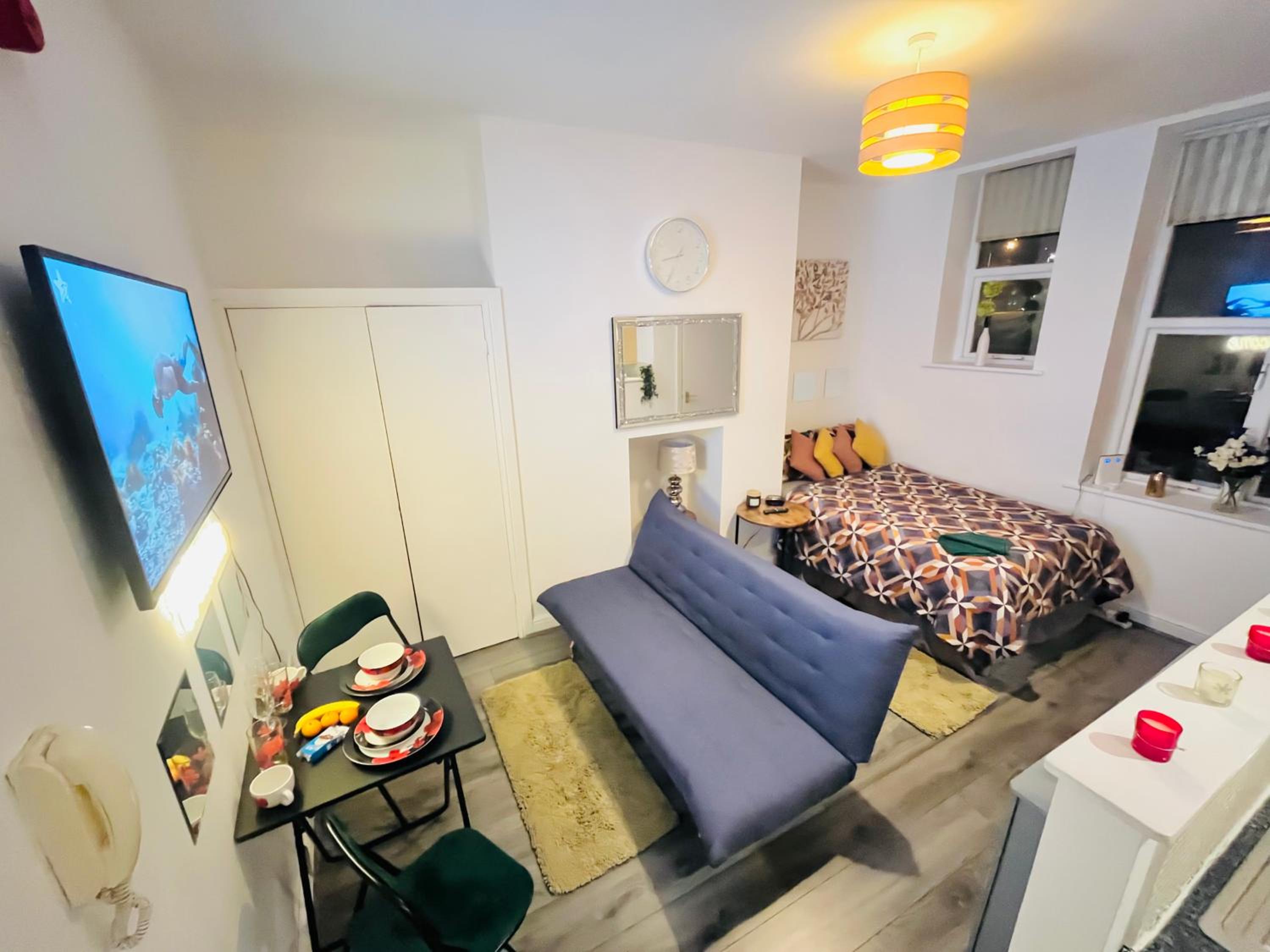One-Bedroom Apartment photo 1