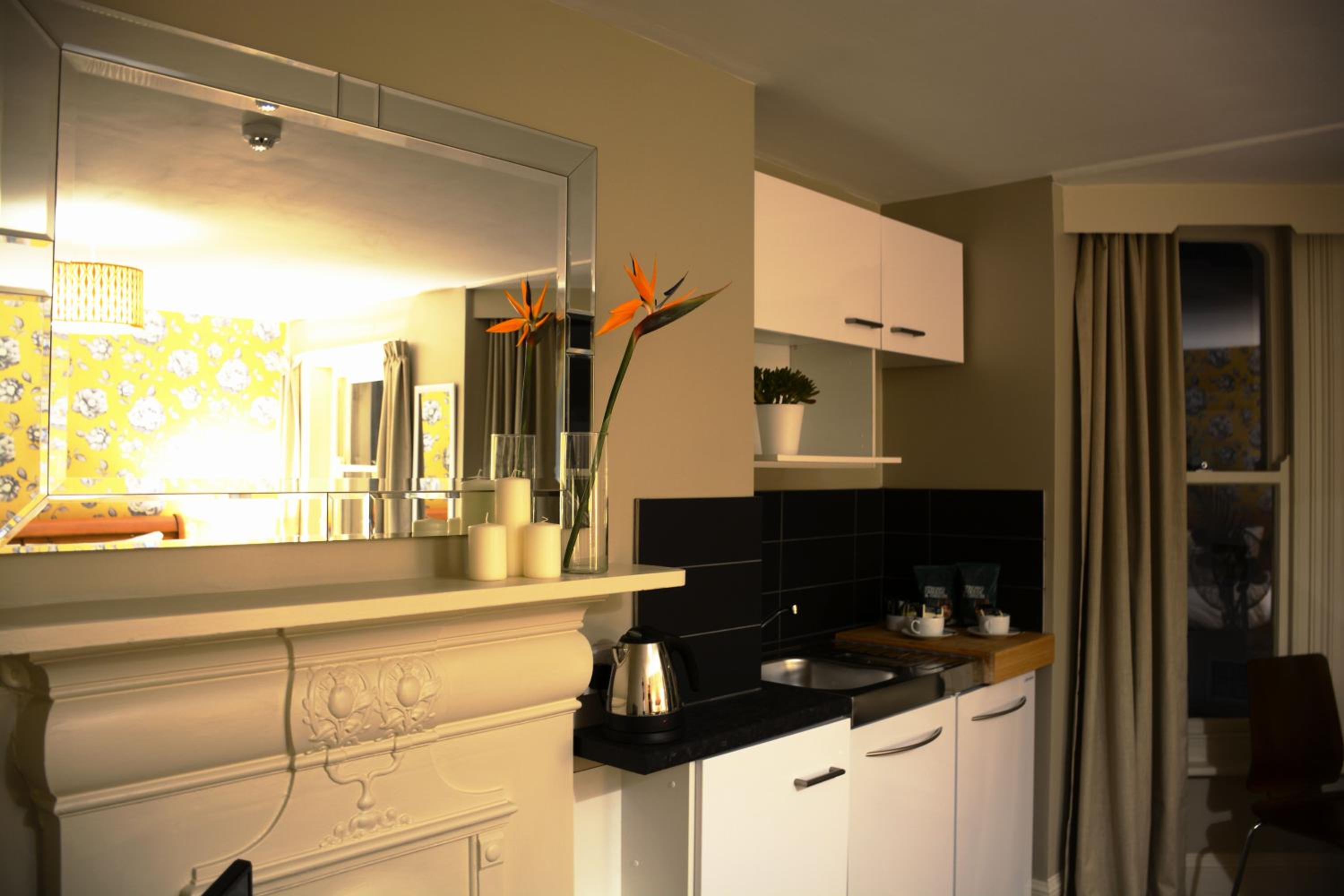 Large Double Room with Partial Sea View - Photo 3
