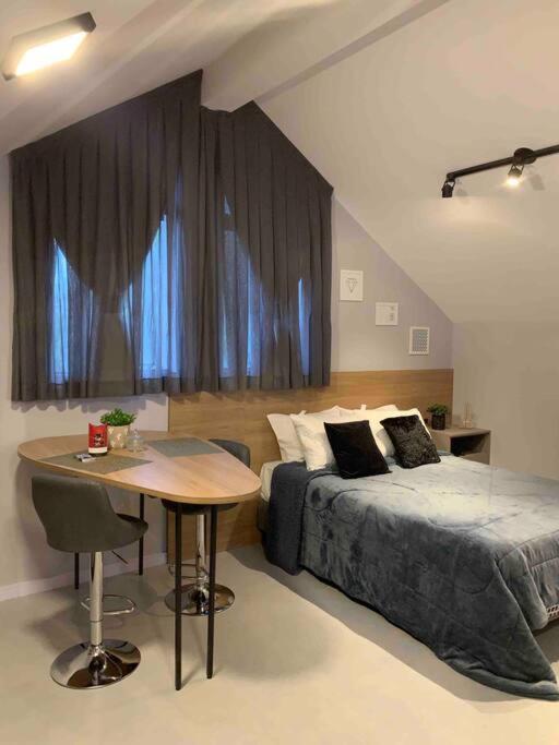 One-Bedroom Apartment photo 1