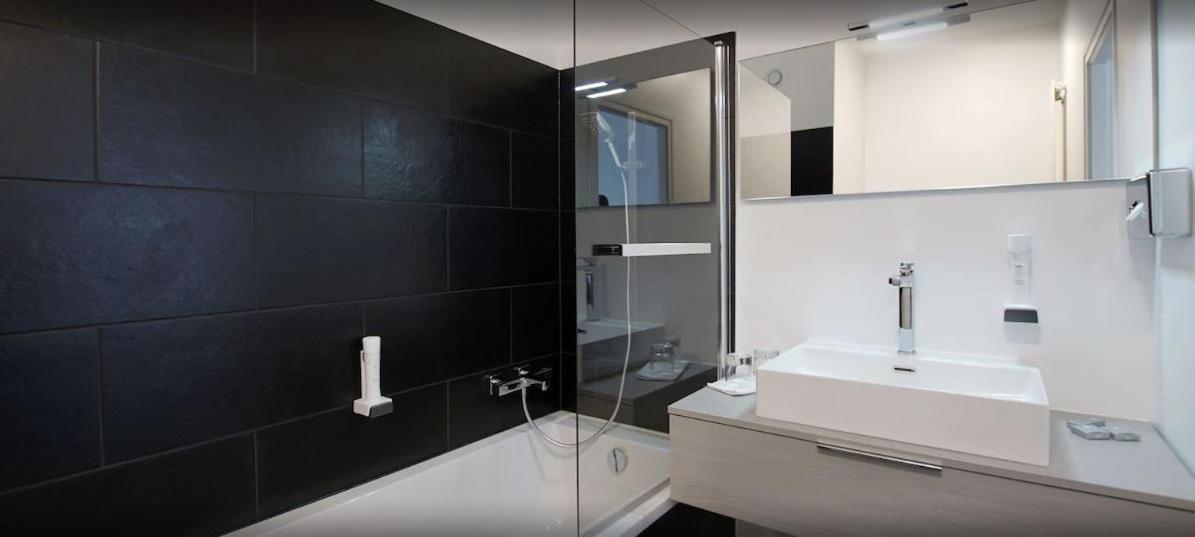 King Room with Lake View - Photo 15
