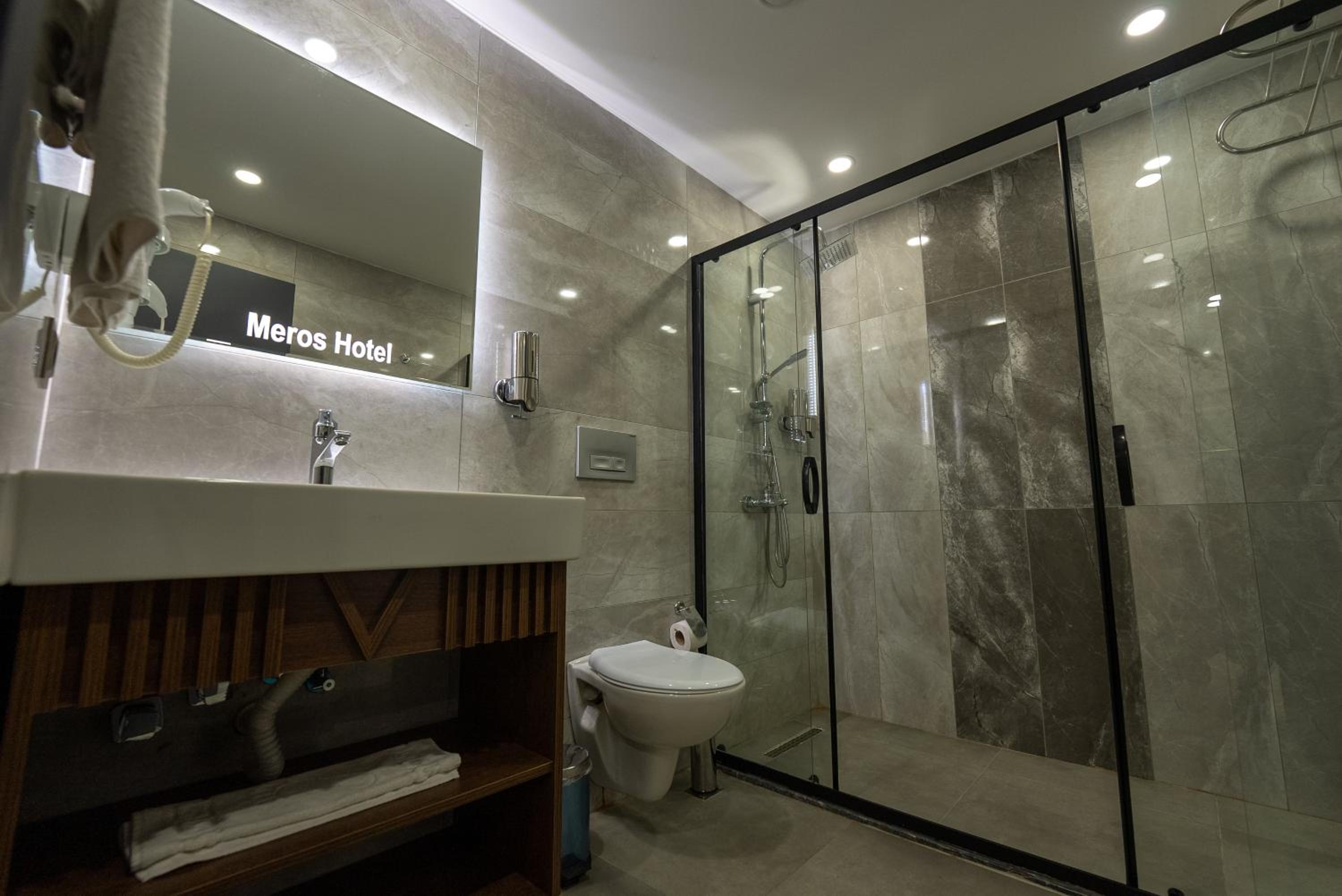 Deluxe Family Suite photo 2