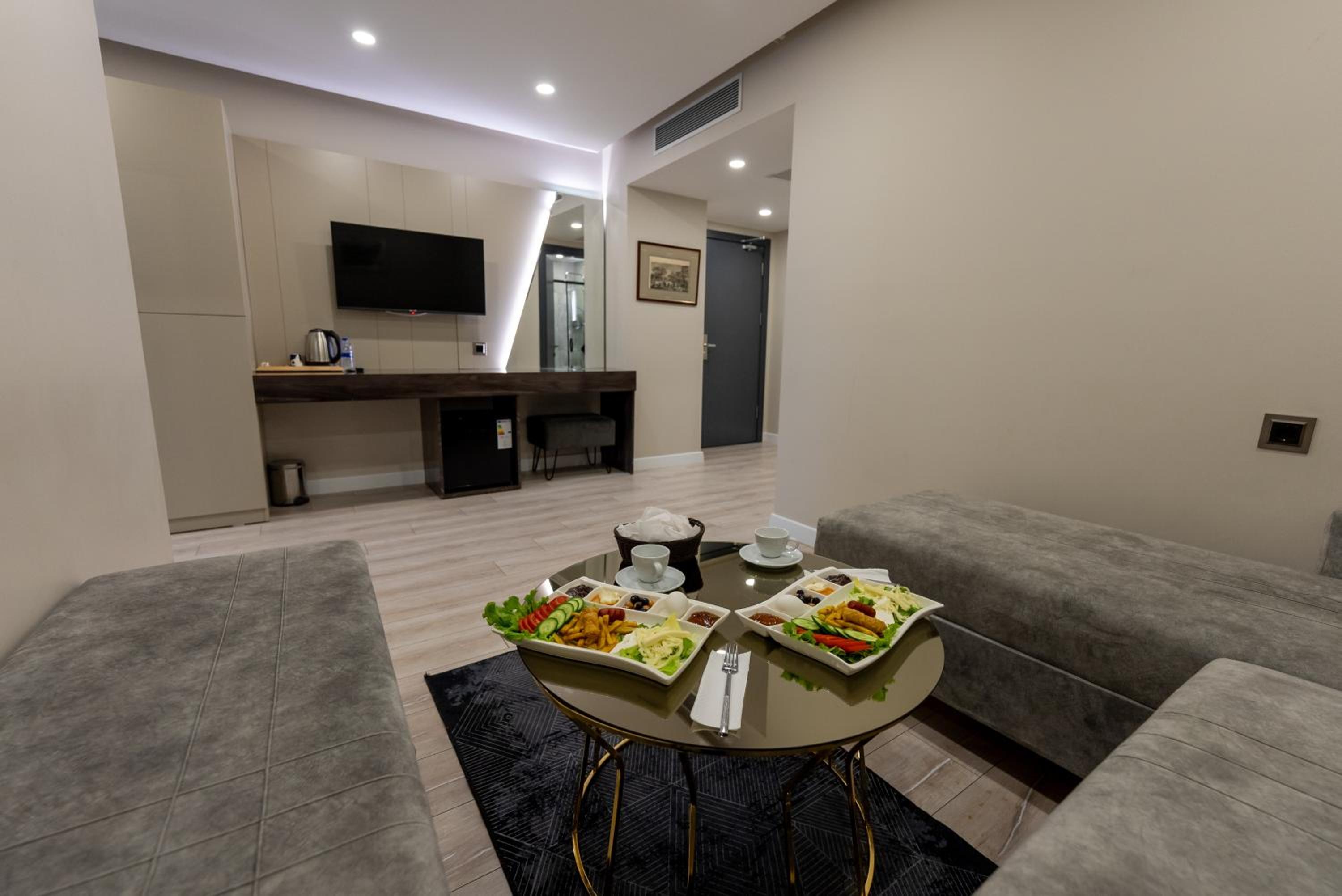 Deluxe Family Suite photo 3